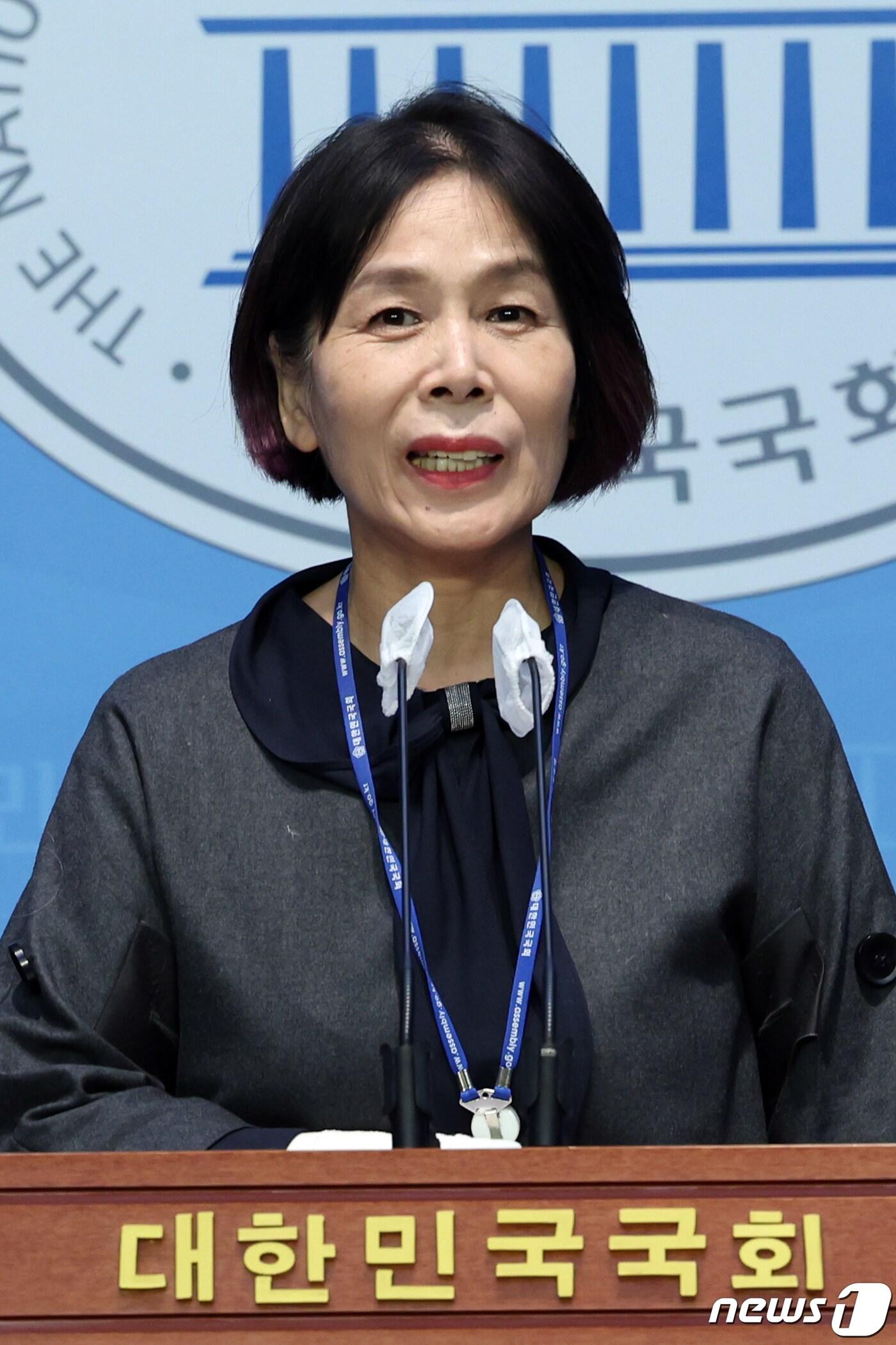 본문 이미지 - 최민희 방송통신위원회 상임위원 내정자가 7일 오전 서울 여의도 국회 소통관에서 사퇴를 발표하고 있다. 최 내정자는 지난 3월 더불어민주당의 추천을 받았지만 이날까지 상임위원에 임명되지 못했다. 2023.11.7/뉴스1 ⓒ News1 황기선 기자