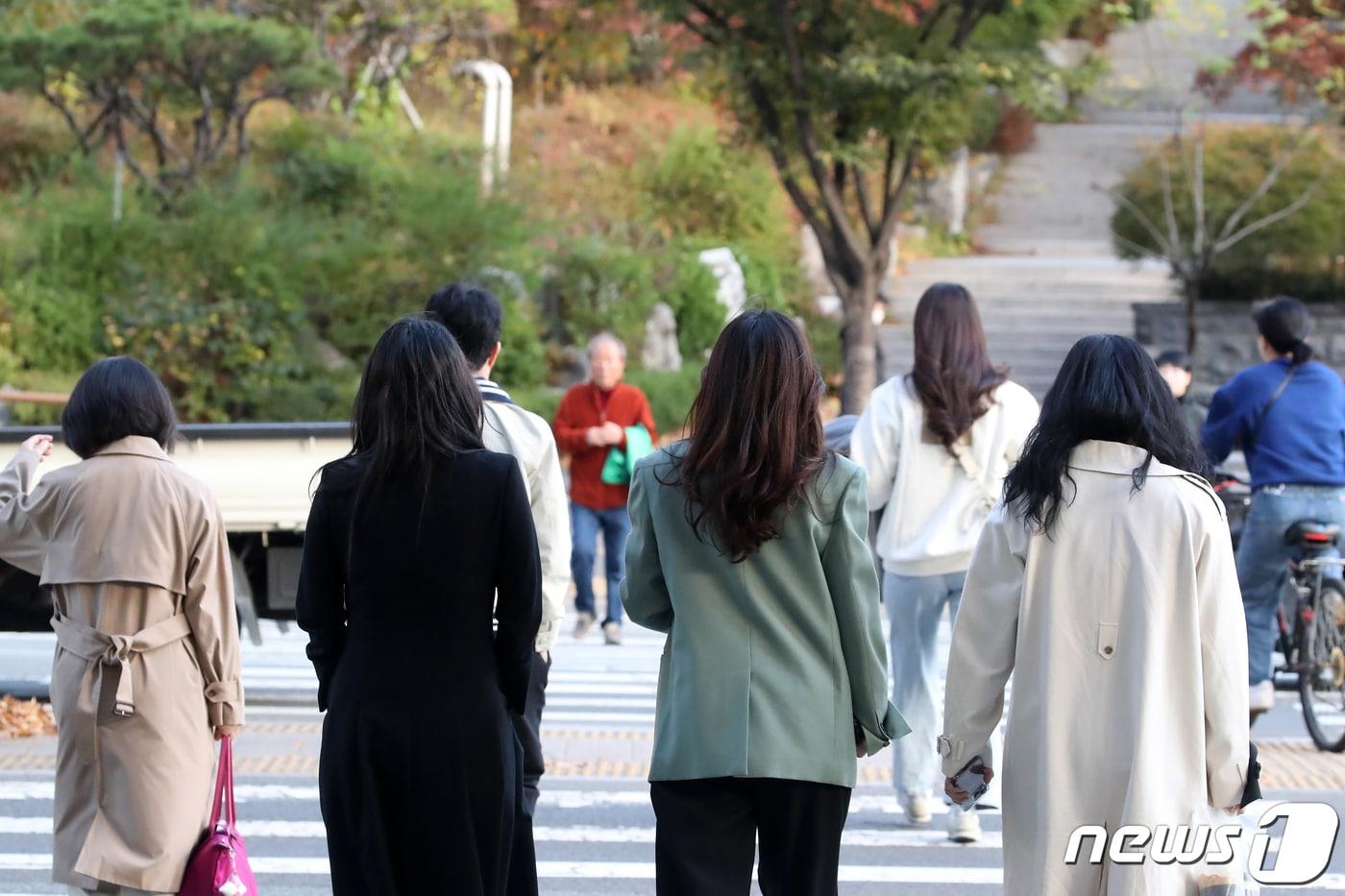 본문 이미지 - 입동(立冬)을 하루 앞둔 지난 7일 찬바람과 추위가 찾아온 대구 도심에서 외투 차림의 직장인들이 출근길 발걸음을 재촉하고 있다. 2023.11.7/뉴스1 ⓒ News1 공정식 기자