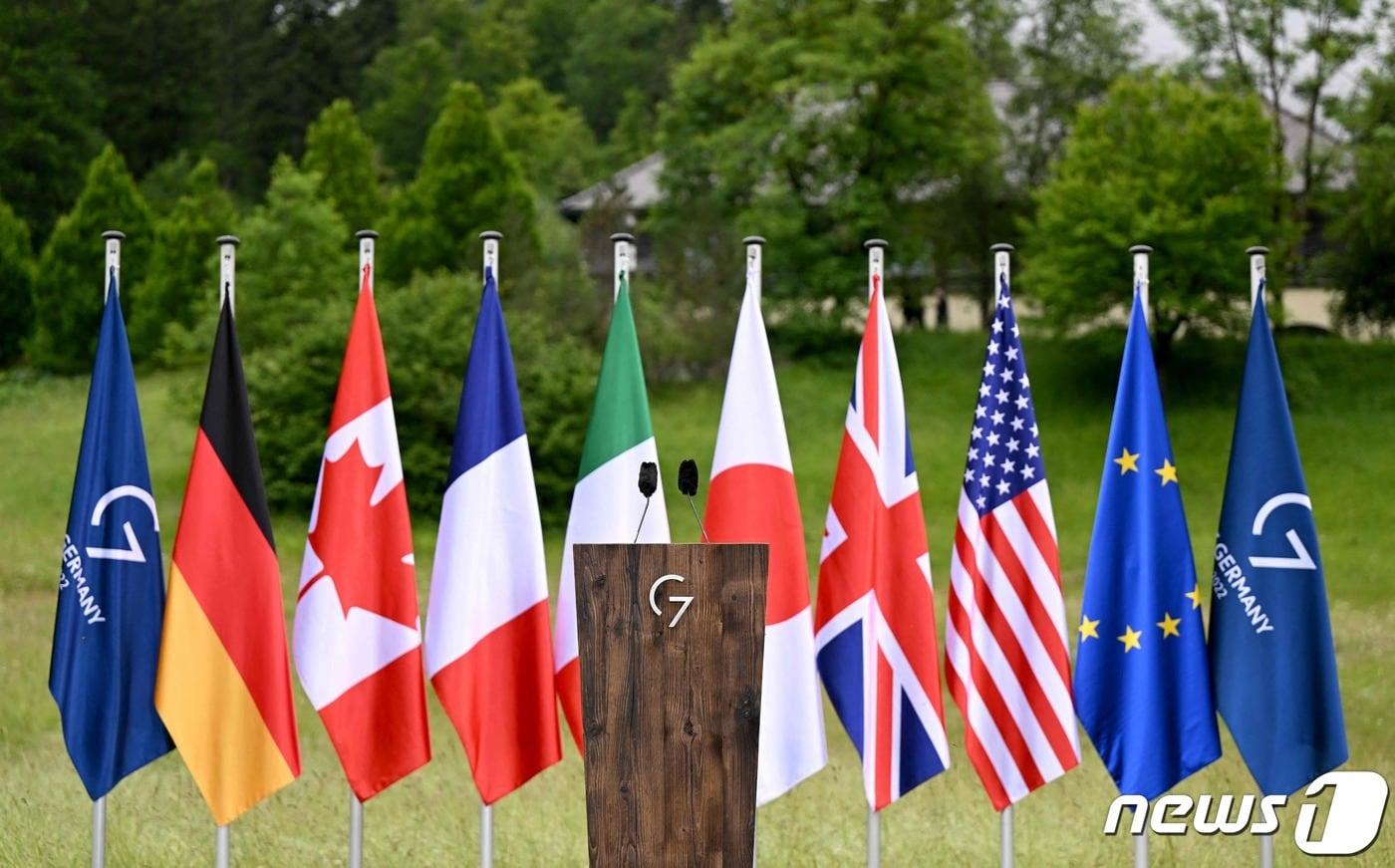 본문 이미지 - 2022년 6월 독일 엘마우성에서 열린 주요 7개국(G7) 정상회의를 앞두고 G7 회원국 국기가 나열돼 있다. 2022.6.28 ⓒ AFP=뉴스1 ⓒ News1 강민경 기자