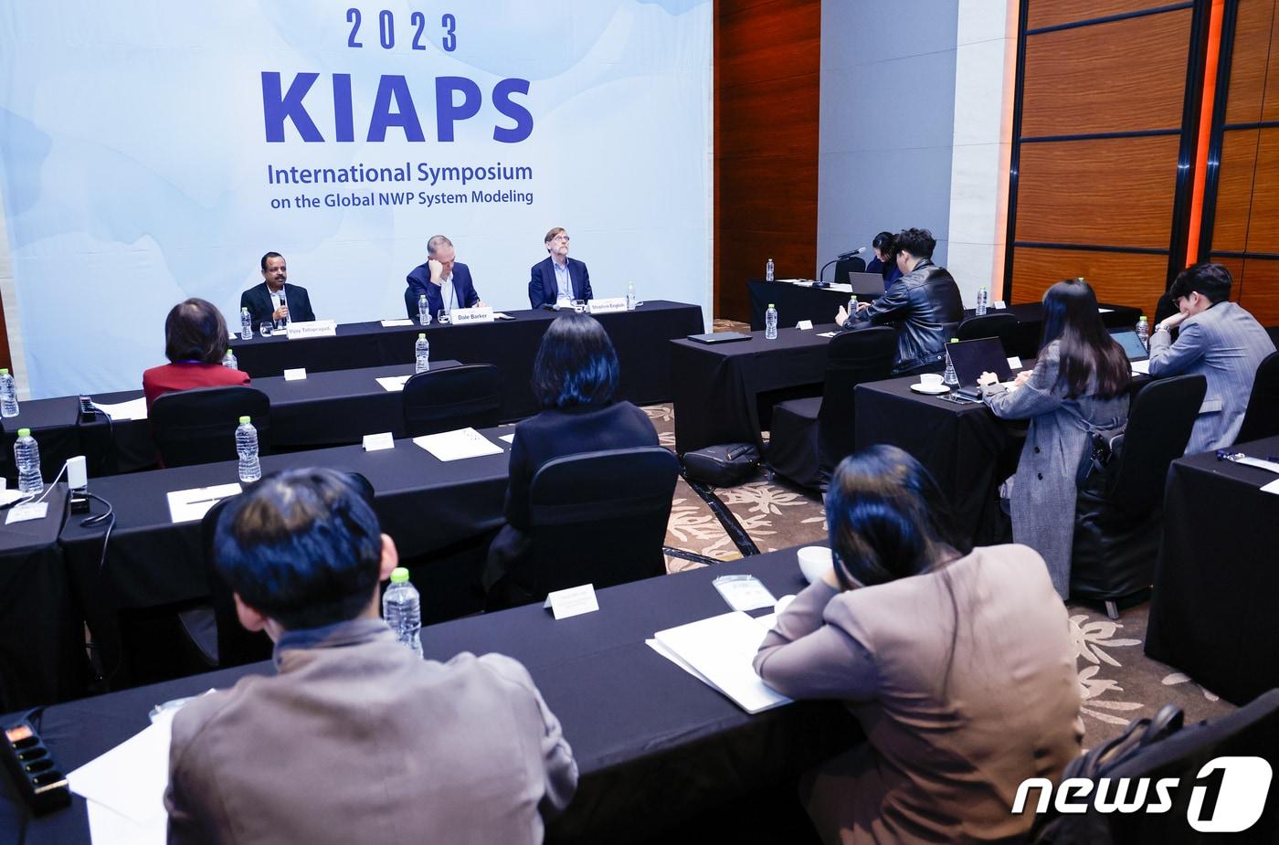 본문 이미지 - 차세대수치예보모델개발사업단(KIAPS) 국제심포지엄 기자간담회에서 참석자들이 주제 발표를 하고 있다. 2023.11.7 ⓒ 뉴스1 안은나 기자