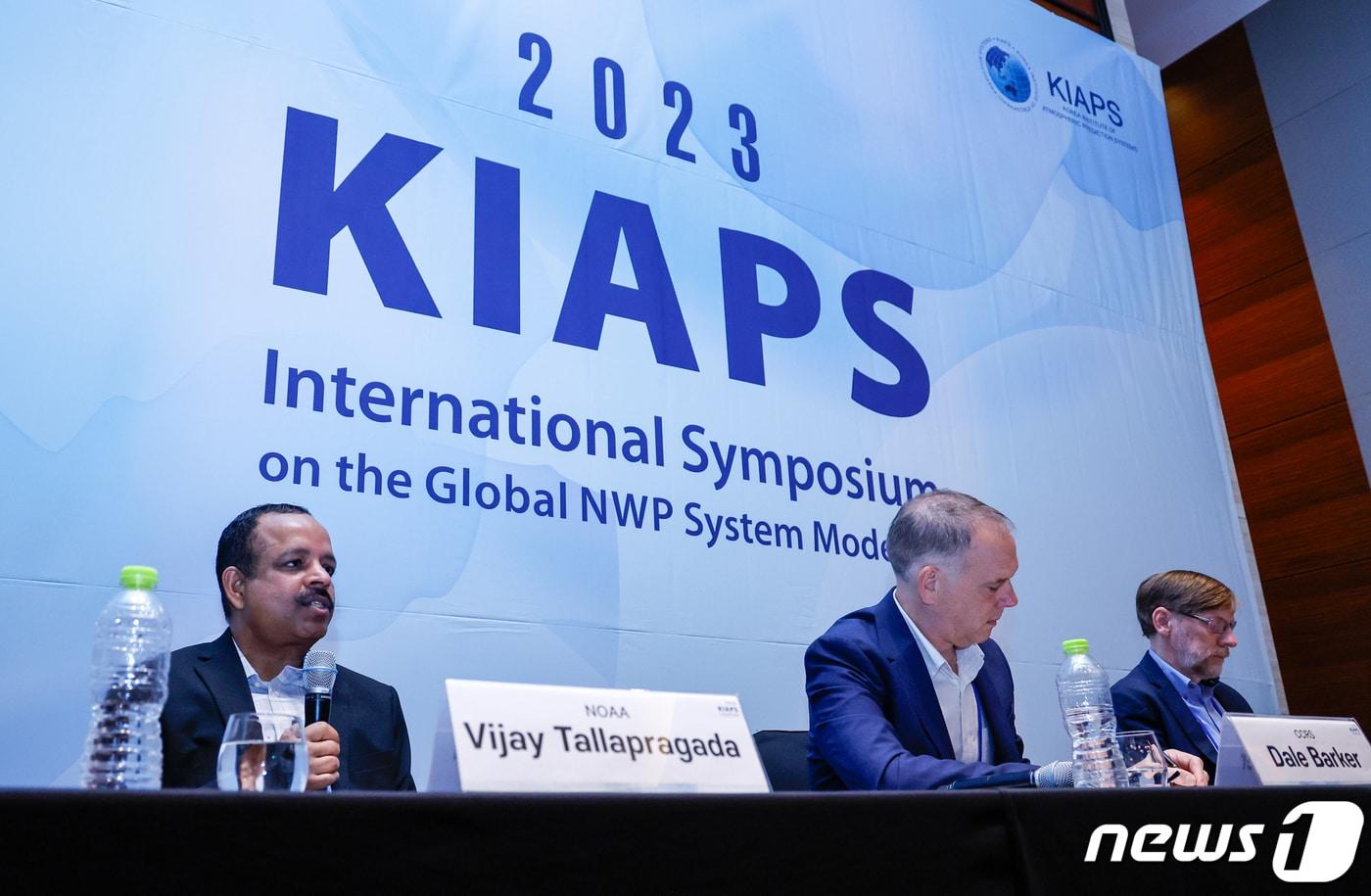 7일 서울 영등포구 콘래드 호텔에서 열린 2023 차세대수치예보모델개발사업단(KIAPS) 국제심포지엄 기자간담회에서 참석자들이 주제 발표를 하고 있다. 2023.11.7/뉴스1 ⓒ News1 안은나 기자