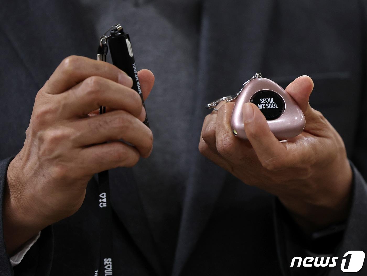 본문 이미지 - 오세훈 서울시장이 7일 오전 서울 중구 서울시청 브리핑룸에서 휴대용 SOS 비상벨 '지키미'를 취재진 앞에서 들어보이고 있다. 2023,11.7/뉴스1 ⓒ News1 김진환 기자