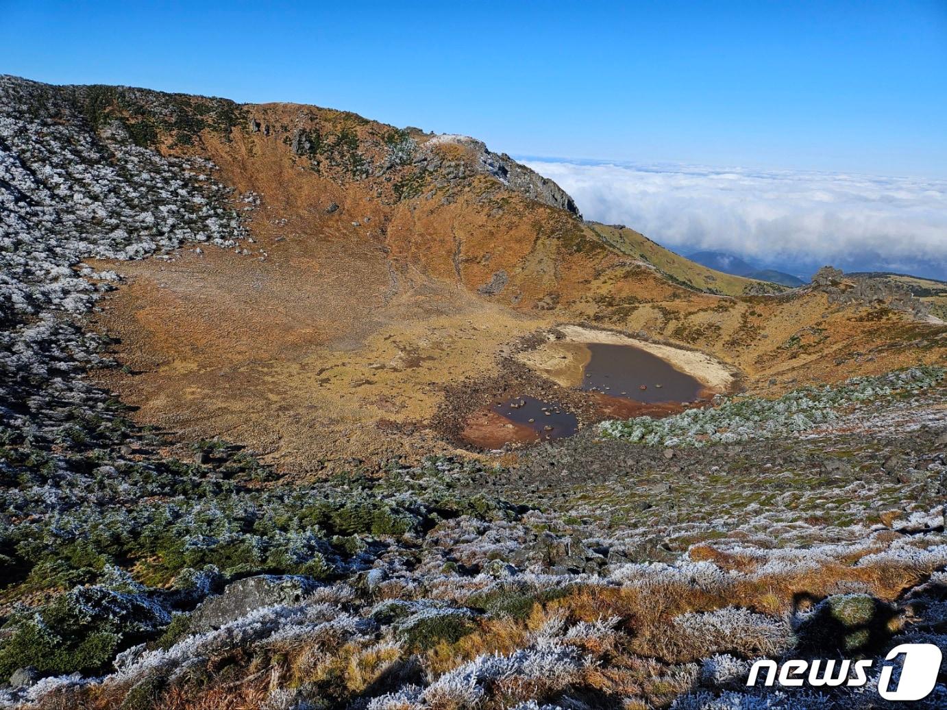 본문 이미지 - 제주 한라산 백록담(한라산국립공원관리소 제공·자료사진)/뉴스1
