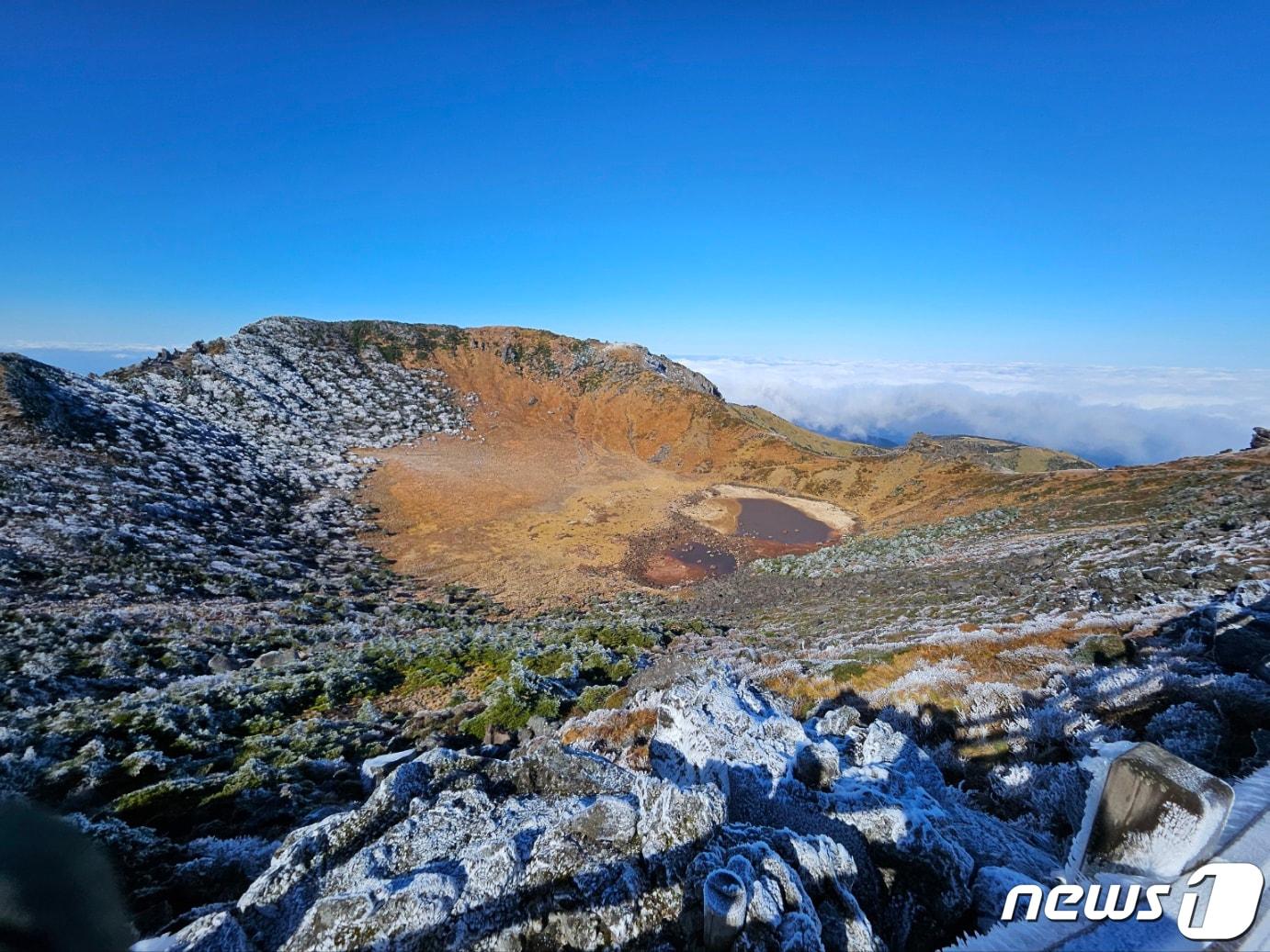 본문 이미지 - 한라산 백록담(한라산국립공원관리소 제공. 재판매 및 DB금지) /뉴스1