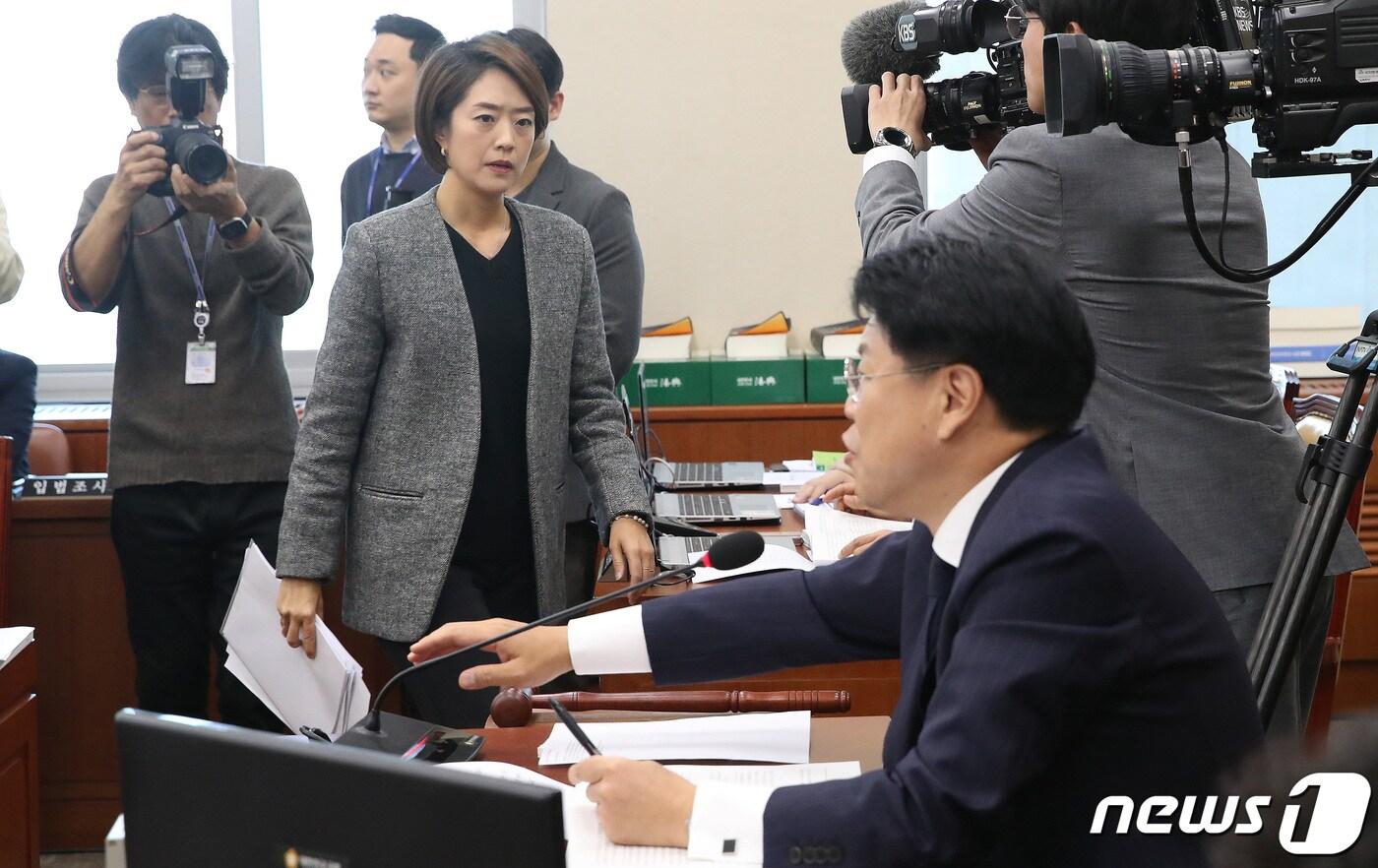 본문 이미지 - 고민정 더불어민주당 의원이 7일 오전 서울 여의도 국회 과학기술정보방송통신위원회에서 열린 박민 한국방송공사(KBS) 사장 후보자 인사청문회에서 장제원 위원장에게 회의 진행과 관련해 항의 후 퇴장하고 있다. 2023.11.7/뉴스1 ⓒ News1 임세영 기자