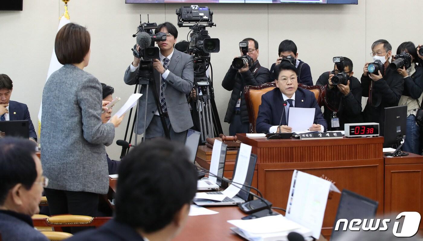 본문 이미지 - 고민정 더불어민주당 의원이 7일 오전 서울 여의도 국회 과학기술정보방송통신위원회에서 열린 박민 한국방송공사(KBS) 사장 후보자 인사청문회에서 장제원 위원장에게 회의 진행과 관련해 항의하고 있다. 2023.11.7/뉴스1 ⓒ News1 임세영 기자