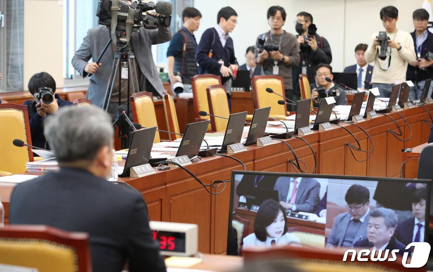 본문 이미지 - 박민 한국방송공사(KBS) 사장 후보자가 7일 오전 서울 여의도 국회 과학기술정보방송통신위원회에서 열린 인사청문회에서 의원들의 질의에 답하고 있다. 이날 민주당 의원들은 장제원 위원장의 회의 진행 방식에 항의하며 퇴장했다. 2023.11.7/뉴스1 ⓒ News1 임세영 기자