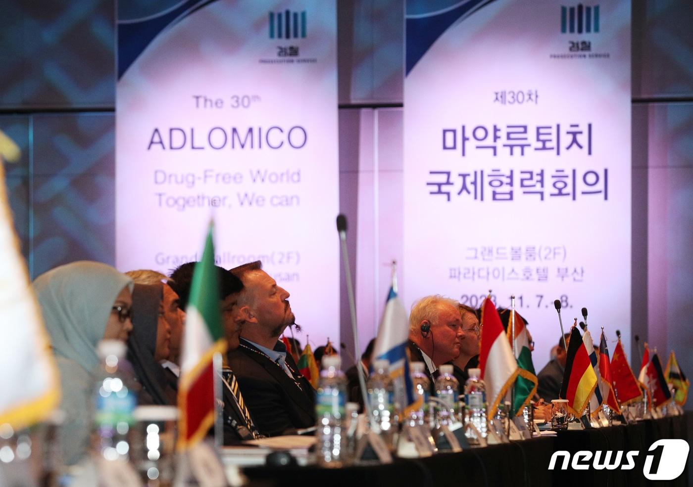 본문 이미지 - 7일 부산 해운대구 파라다이스 호텔에서 열린 제30차 마약류퇴치국제협력회의(ADLOMICO) 개회식에서 각국 참석자들이 이원석 검찰총장의 개회사를 듣고 있다. 마약퇴치국제회의는 1989년부터 대검찰청이 주관해 매년 한국에서 개최하는 행사로, 각국의 마약류 현황 및 정보교류, 국제 공조수사 강화방안 등을 논의하는 아시아 최대 규모의 마약 국제협력회의다. 2023.11.7/뉴스1 ⓒ News1 윤일지 기자