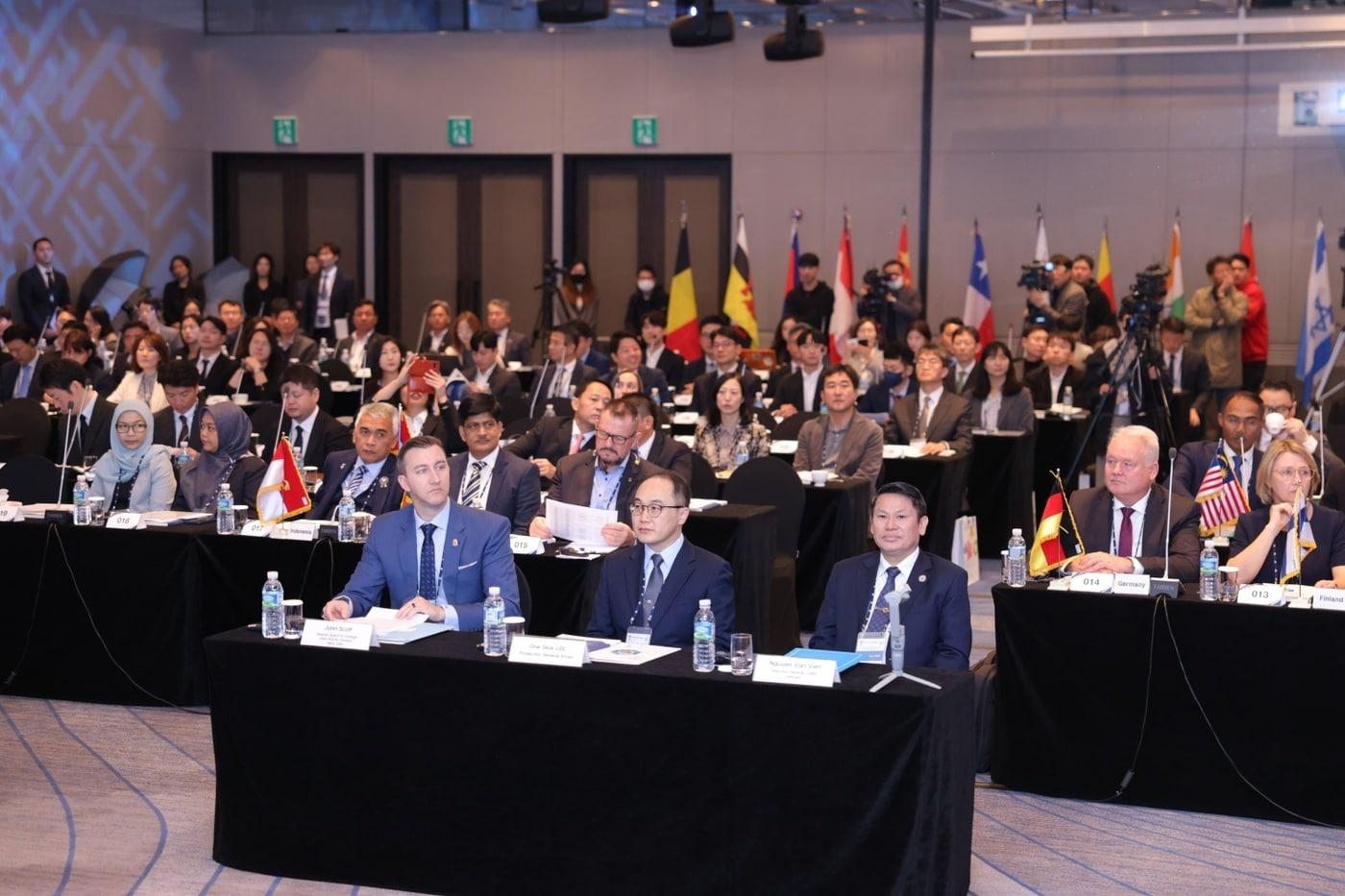 대검찰청은 7일 부산에서 '제30차 마약류퇴치 국제협력회의'(아드로미코, ADLOMICO) 개최했다고 밝혔다. 이원석 검찰총장(사진 앞줄 가운데) 개회사에서 국제사회의 협력과 결속을 강조했다.(대검찰청 제공)