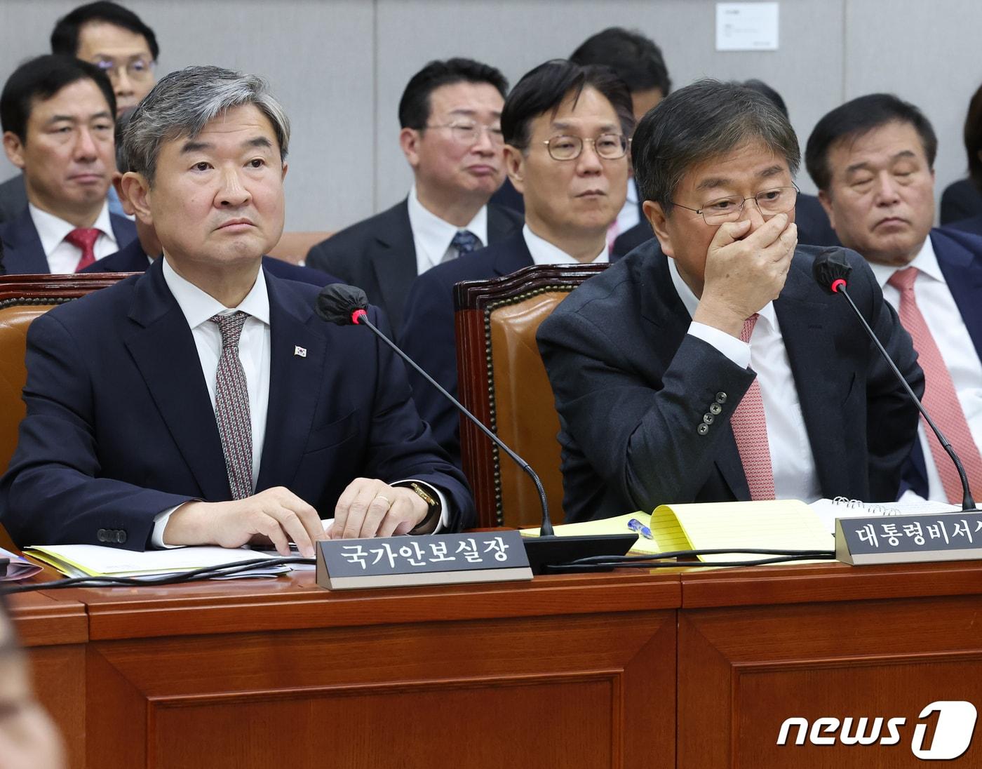 본문 이미지 - 김대기 대통령 비서실장과 조태용 국가안보실장이 7일 서울 여의도 국회에서 열린 운영위원회의 대통령비서실 등에 대한 국정감사에서 모니터를 보고 있다. 2023.11.7/뉴스1 ⓒ News1 송원영 기자
