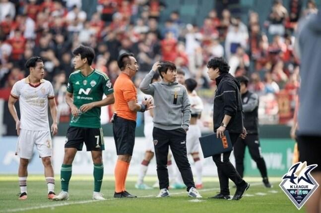 본문 이미지 - 전북-포항전에서 잘못된 교체로 인한 해프닝이 벌어졌다. (한국프로축구연맹 제공)