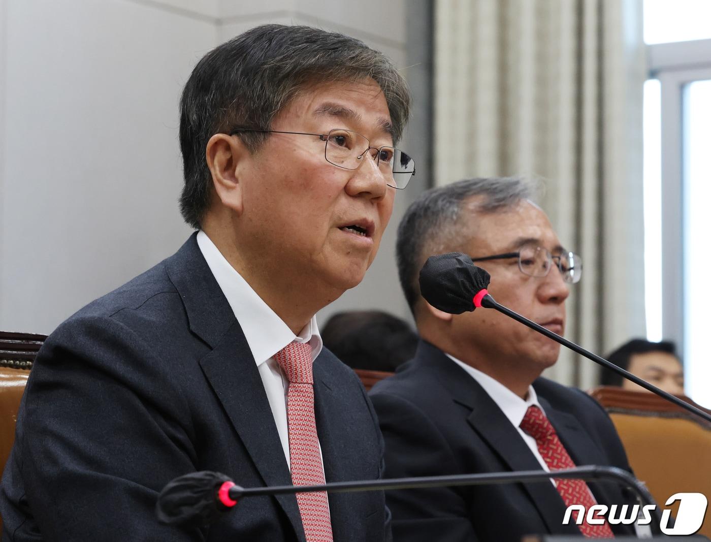 본문 이미지 - 김대기 대통령 비서실장이 7일 서울 여의도 국회에서 열린 운영위원회의 대통령비서실 등에 대한 국정감사에서 의원들의 질의에 답변하고 있다. 2023.11.7/뉴스1 ⓒ News1 송원영 기자