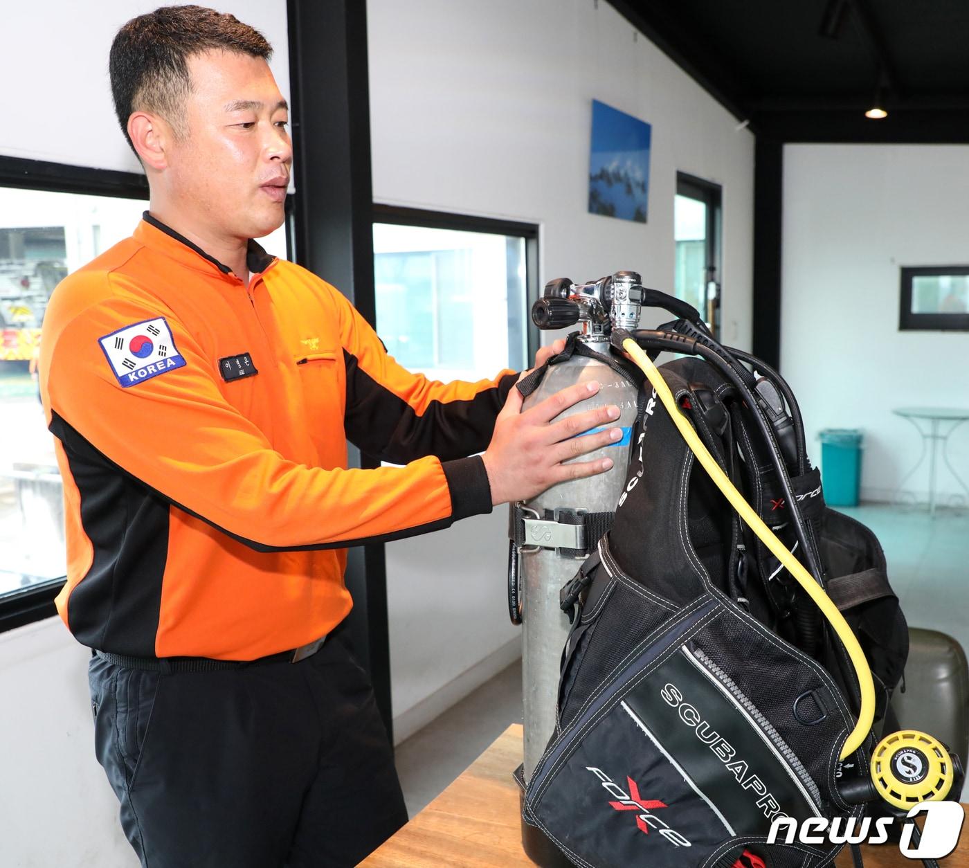 본문 이미지 - 이병은 소방장이 전북 군산시 군산소방서에서 뉴스1 전북취재본부와 인터뷰를 마치고 잠수 장비에 대한 설명을 하고 있다. /뉴스1 ⓒ News1 유경석 기자