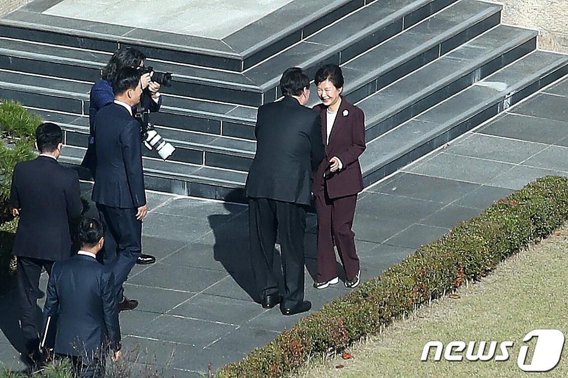 본문 이미지 - 윤석열 대통령이 7일 오후 대구 달성군 유가읍 박근혜 전 대통령 사저를 찾아 인사를 나누고 있다. 2023.11.7/뉴스1 ⓒ News1 공정식 기자