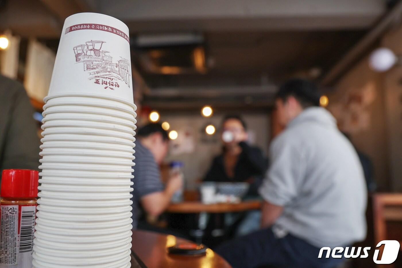 본문 이미지 - 서울 시내 한 식당 테이블에 종이컵이 높이 쌓아올려져 있다. /뉴스1 ⓒ News1 민경석 기자
