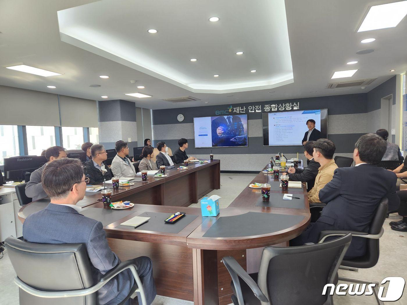 본문 이미지 - 안전관리 통합시스템 시연회 모습.(부산도시공사 제공)