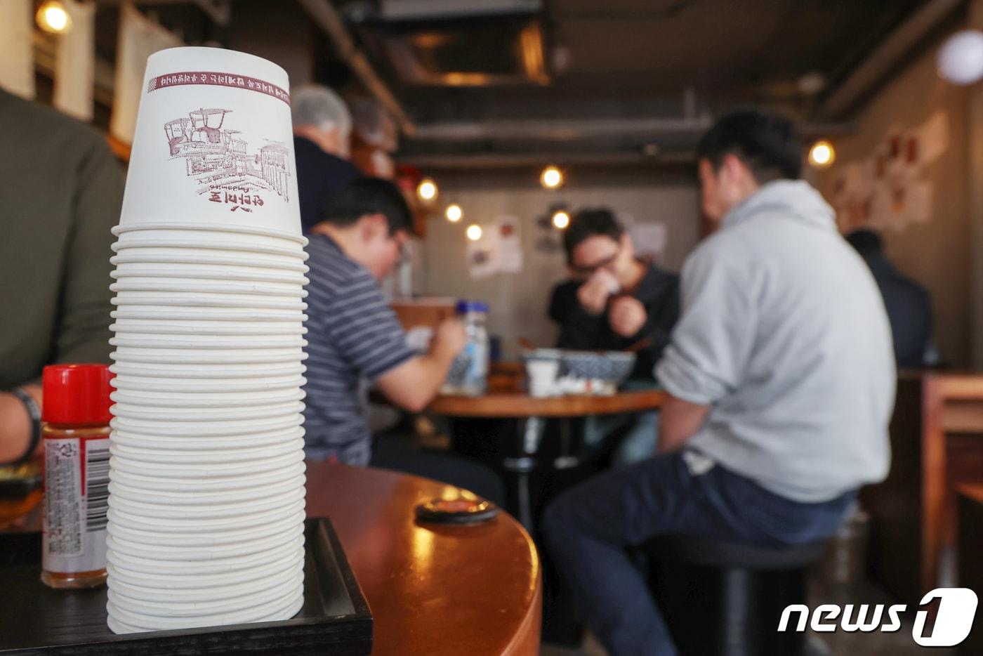 본문 이미지 - 7일 서울 시내 한 식당 테이블에 종이컵이 높이 쌓아올려져 있다. 2023.11.7/뉴스1 ⓒ News1 민경석 기자