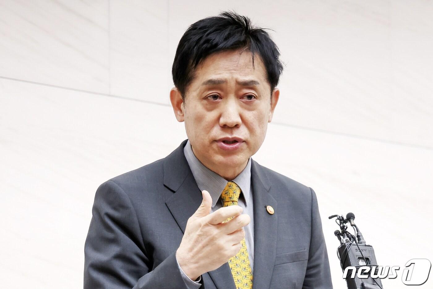 김주현 금융위원장이 7일 오후 서울 강남구 서울금융복지센터 청년동행센터를 방문해 간담회를 가진 뒤 취재진의 질문에 답하고 있다. 2023.11.7/뉴스1 ⓒ News1 민경석 기자