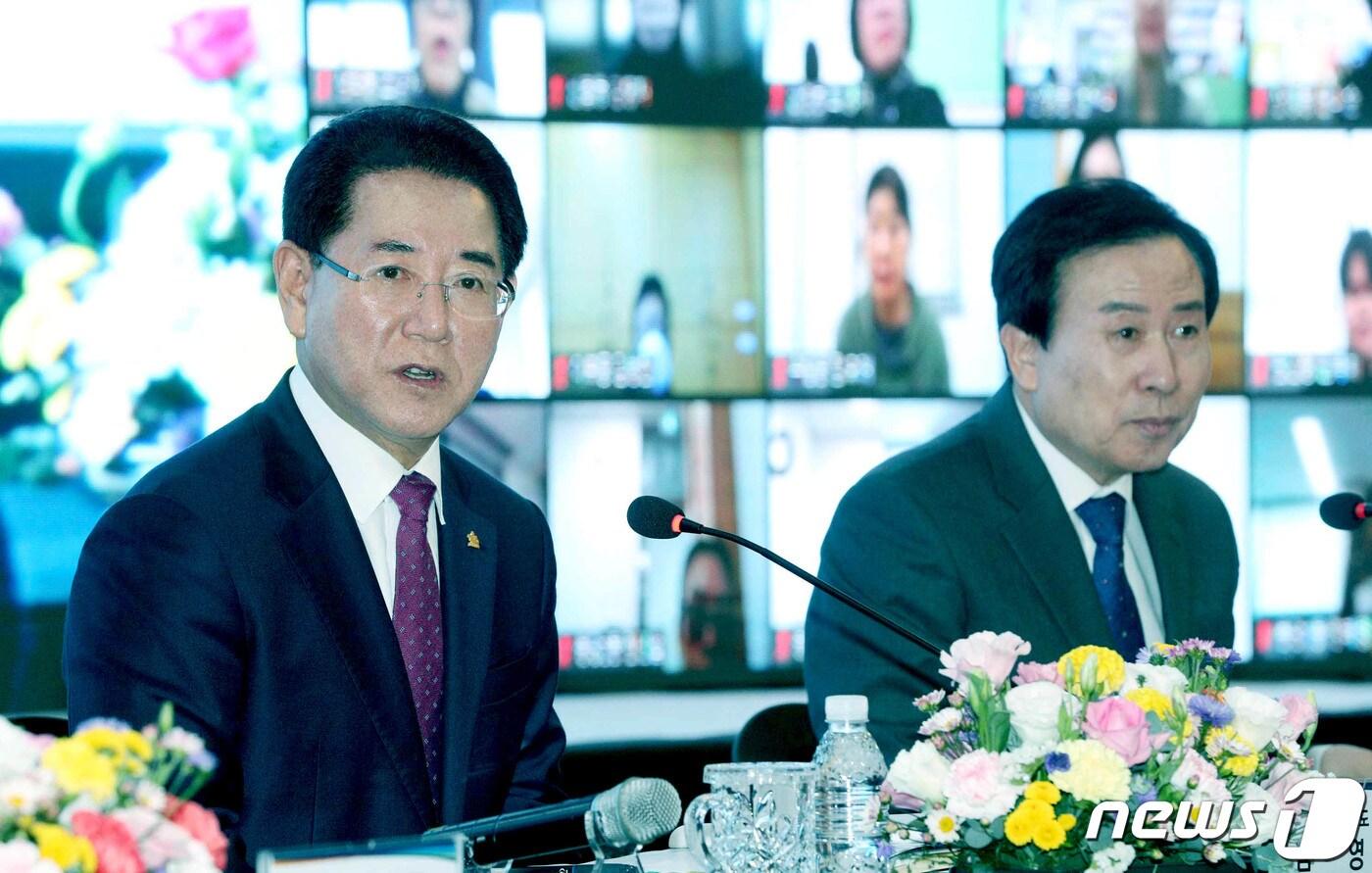 본문 이미지 - 김영록 전라남도지사(왼쪽)가 7일 오후 목포시 죽교동 신안비치호텔에서 열린 2023 목포시 도민과의 대화에서 시민들과 즉문즉답을 하고 있다.(전남도 제공) 2023.11.7/뉴스1