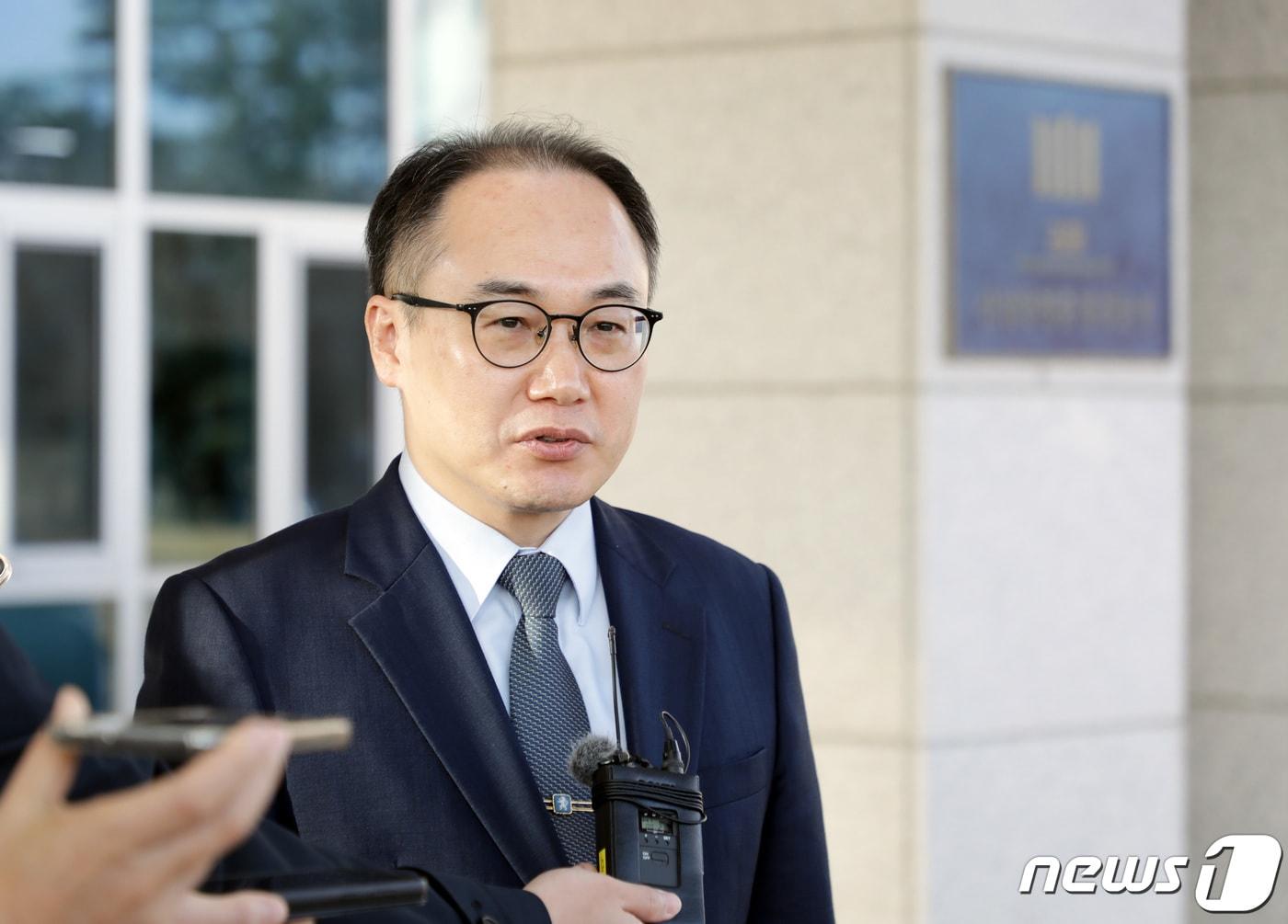 본문 이미지 - 이원석 검찰총장이 7일 오후 울산지방검찰청 울산지청을 격려차 방문, 건물로 들어서기 전 취재진의 질문에 답하고 있다.2023.11.7/뉴스1 ⓒ News1 김지혜 기자