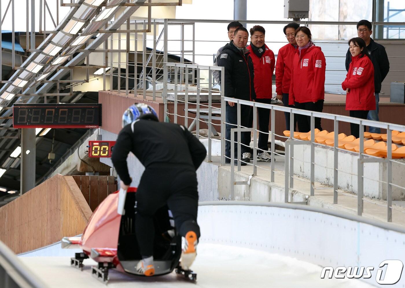 장미란 문화체육관광부 제2차관이 7일 2024 강원 동계청소년올림픽대회 현장 점검을 위해 강원도 평창군 알펜시아 슬라이딩센터를 방문, 시설을 살펴보고 있다. (문화체육관광부 제공) 2023.11.7/뉴스1