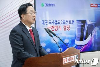 본문 이미지 - 이장우 대전시장이 7일 시정브리핑을 통해 내년 착공을 앞둔 도시철도 2호선 트램의 급전 방식과 관련해 설명하고 있다.(대전시 제공)/뉴스1 ⓒ News1 