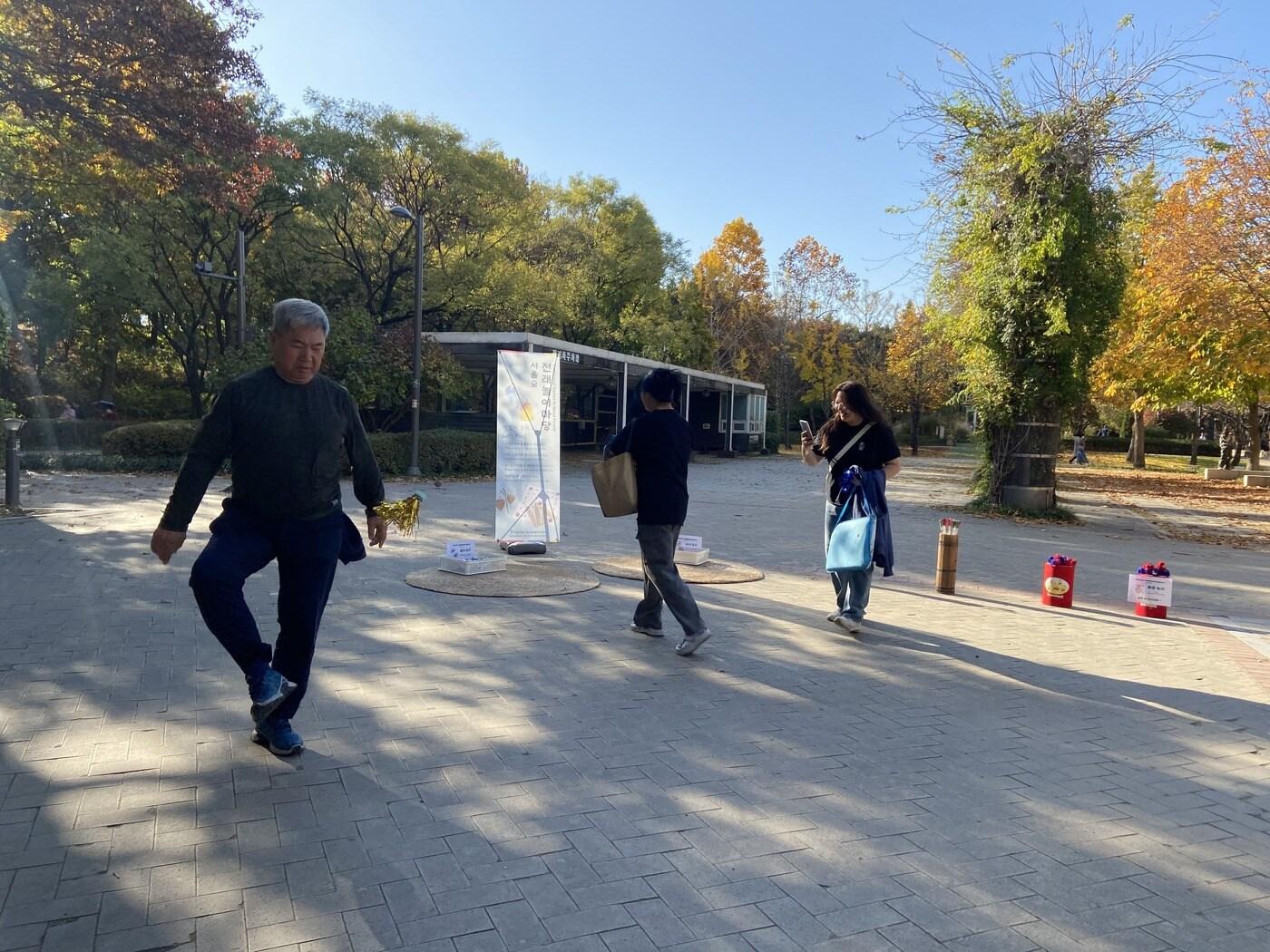 본문 이미지 - 전래놀이 체험이 이뤄지는 모습. (서울시 제공)