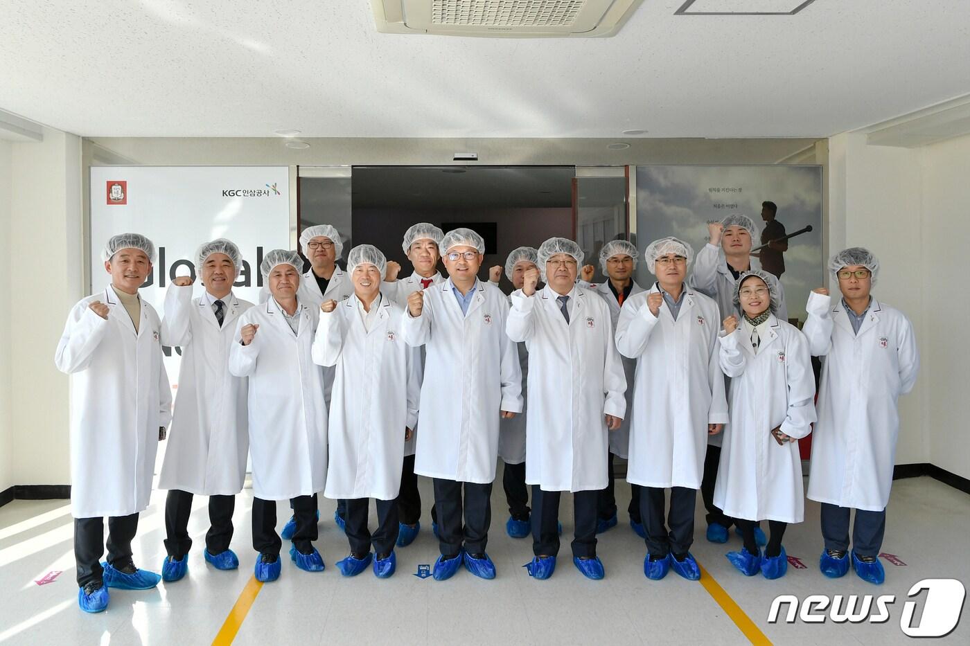 본문 이미지 - 강원 원주시와 원주시청 공무원노동조합, KGC 인삼공사가 7일 인삼공사 원주공장 대회의실에서 ‘지역중소기업과 상생발전을 위한 업무협약’을 체결한  기념사진을 촬영하고 있다. (원주시청 공무원노동조합 제공) 2023.11.7/뉴스1