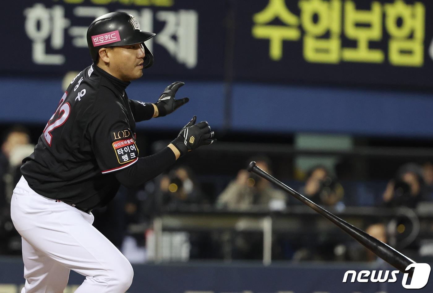 본문 이미지 - 7일 오후 서울 송파구 잠실야구장에서 열린 프로야구 '2023 신한은행 SOL KBO 포스트시즌' 한국시리즈 1차전 kt 위즈와 LG 트윈스의 경기, kt 장성우가 4회초 1사 1,2루에서 동점 적시타를 치고 있다. 2023.11.7/뉴스1 ⓒ News1 김진환 기자
