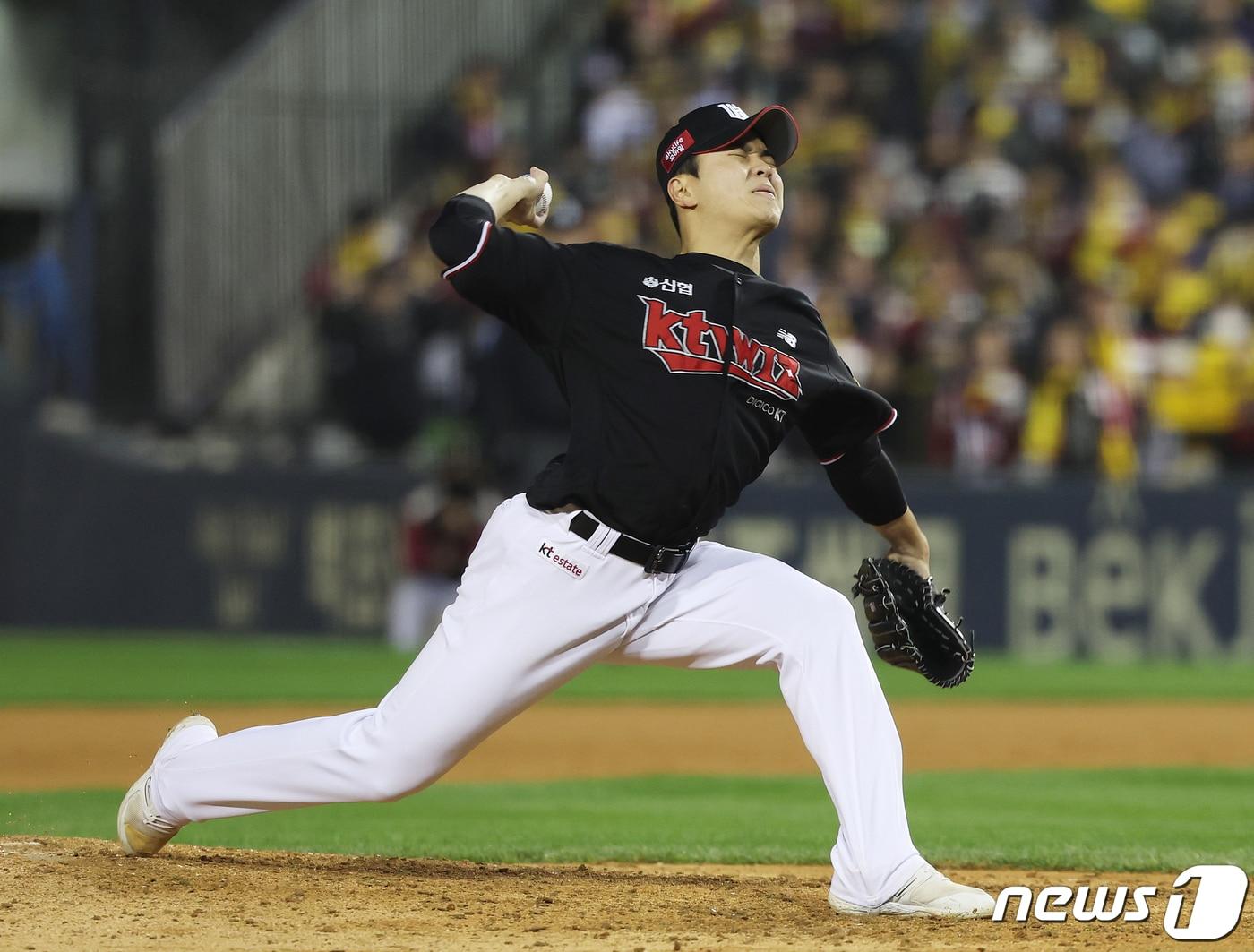 본문 이미지 - 7일 오후 서울 송파구 잠실야구장에서 열린 프로야구 '2023 신한은행 SOL KBO 포스트시즌' 한국시리즈 1차전 kt 위즈와 LG 트윈스의 경기 7회말 등판한 kt 손동현이 역투하고 있다. 2023.11.7/뉴스1 ⓒ News1 이재명 기자