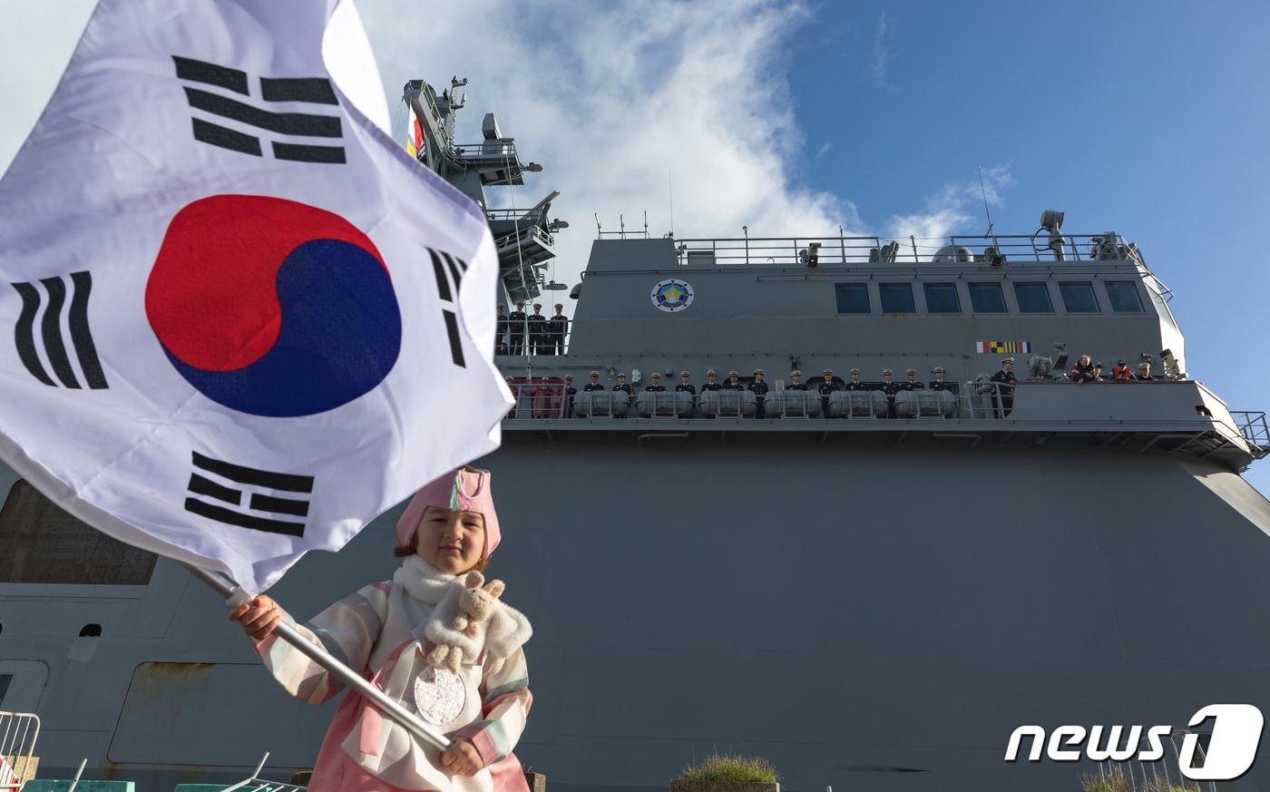 본문 이미지 - 7일(현지시간) 대한민국 해군 순항훈련전단이 프랑스 셰르부르에 입항하고 있다. 2023.11.8/뉴스1 ⓒ News1 이준성 기자
