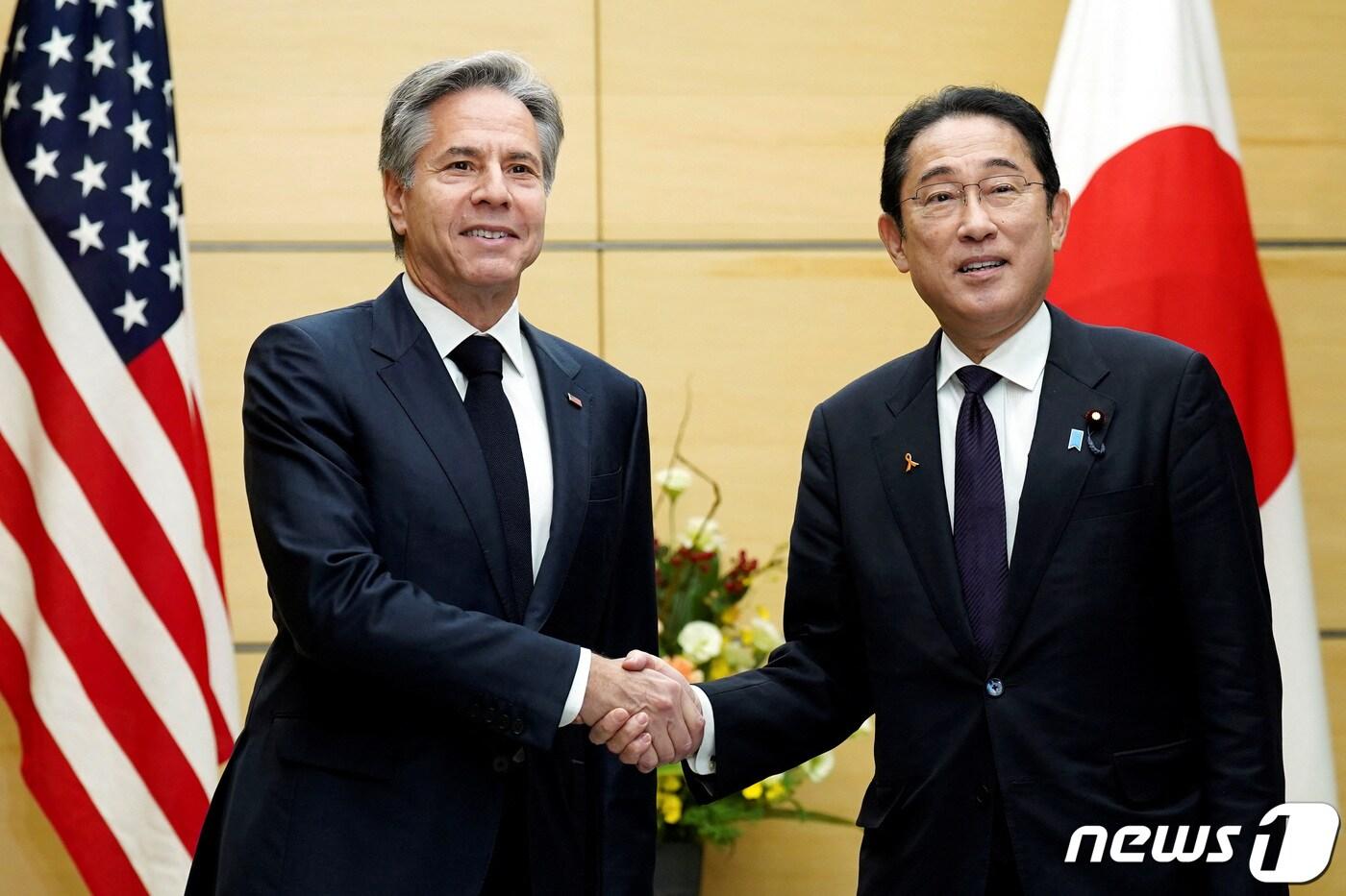 본문 이미지 - 7일 토니 블링컨 미국 국무장관이 주요 7개국(G7) 회의에 앞서 기시다 후미오 일본 총리를 만나 인사를 나누고 있다. 2023.11.08 ⓒ 로이터=뉴스1 ⓒ News1 정지윤 기자
