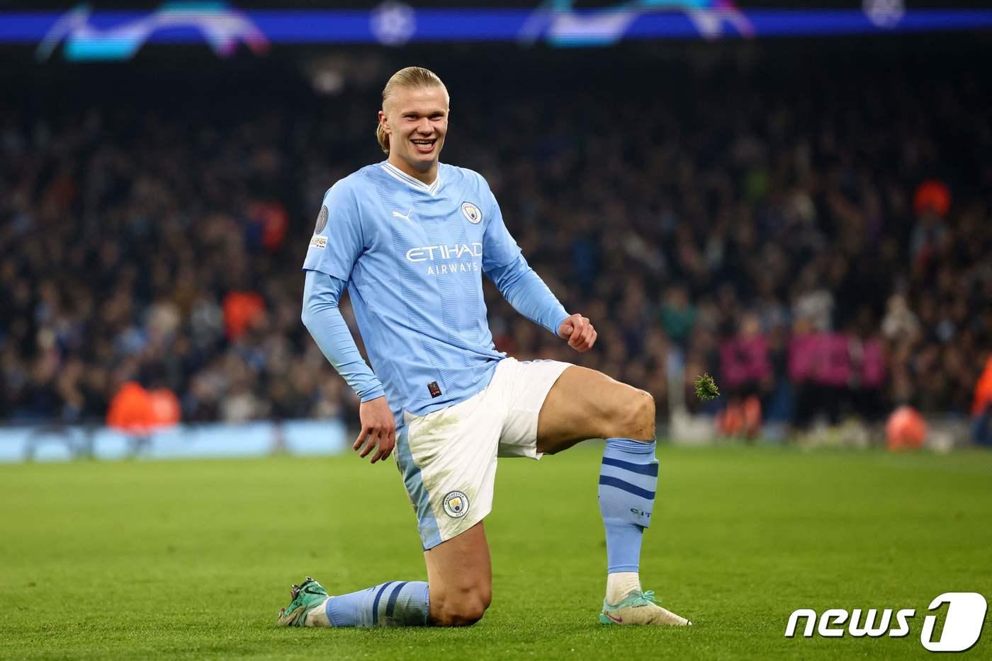 맨체스터 시티 엘링 홀란드가 8일(한국시간) 열린 UCL 조별리그 G조 영보이스전에서 골을 터뜨린 뒤 세리머니를 하고 있다. ⓒ AFP=뉴스1