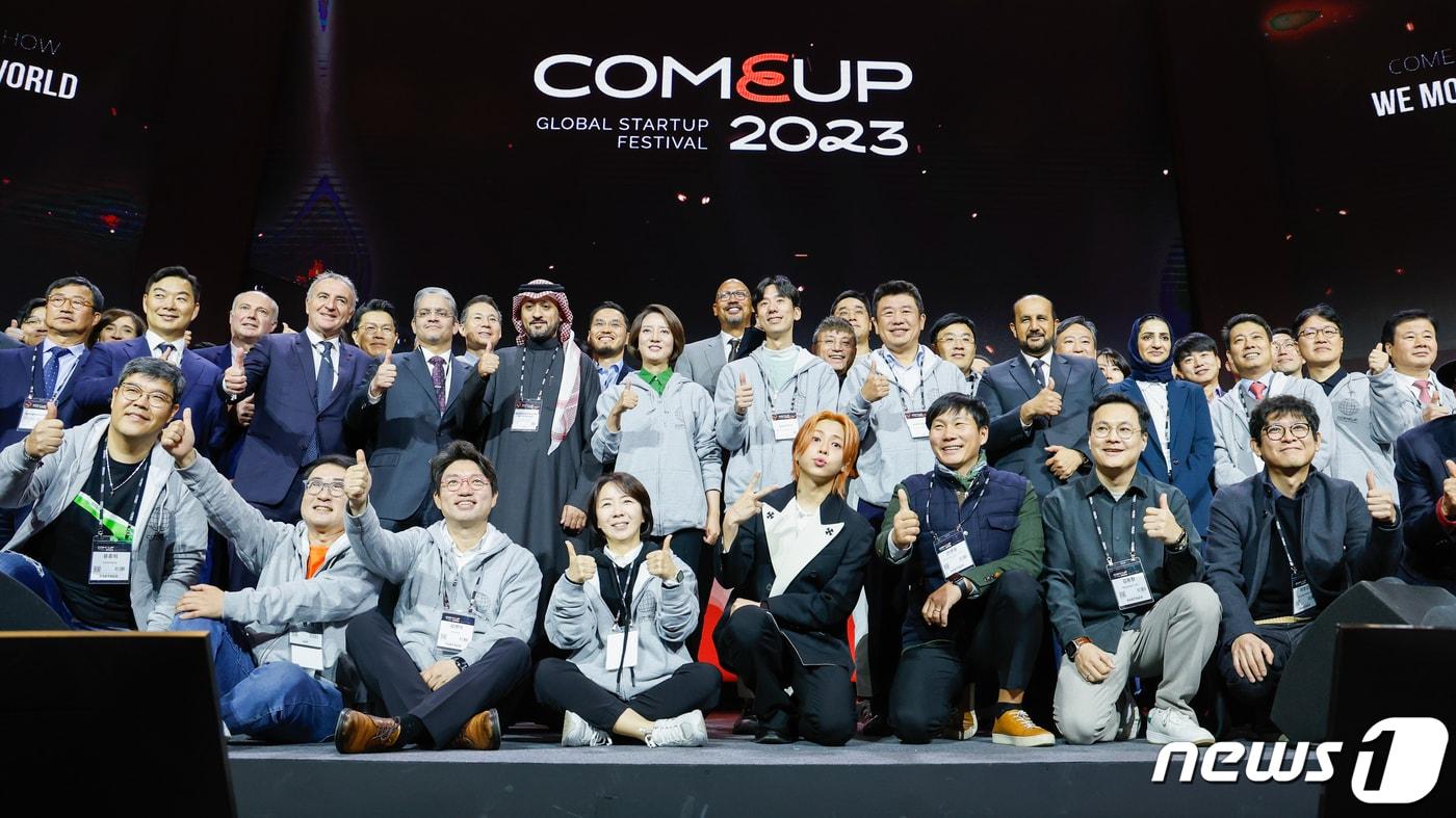 본문 이미지 - 8일 서울 동대문디자인플라자(DDP)에서 열린 컴업(COMEUP) 2023 개막식에서 이영 중소벤처기업부 장관, 유의동 국민의힘 정책위의장, 사미 빈 이브라힘 알후세이니 사우디아라비아 중소기업청장을 비롯한 내빈들과 스타트업 대표 등이 기념 촬영하고 있다. 2023.11.8/뉴스1 ⓒ News1 안은나 기자