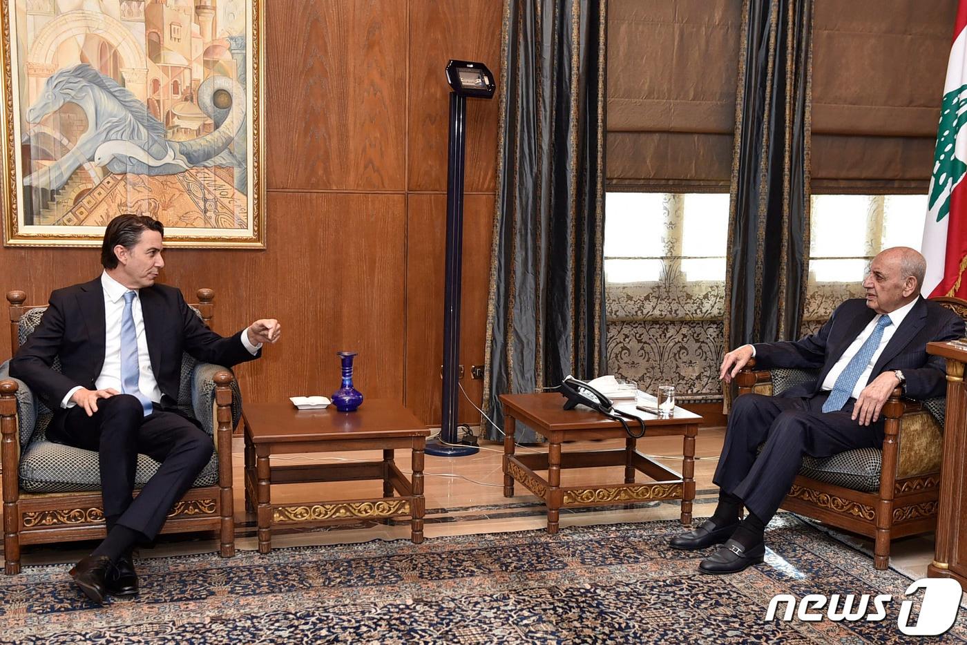 아모스 호치스타인 미국 특사가 7일(현지시간) 이스라엘과 레바논의 긴장 고조 속 베이루트를 방문해 나비 베리 국회의장과 회담을 하고 있다. 2023.11.8 ⓒ AFP=뉴스1 ⓒ News1 우동명 기자