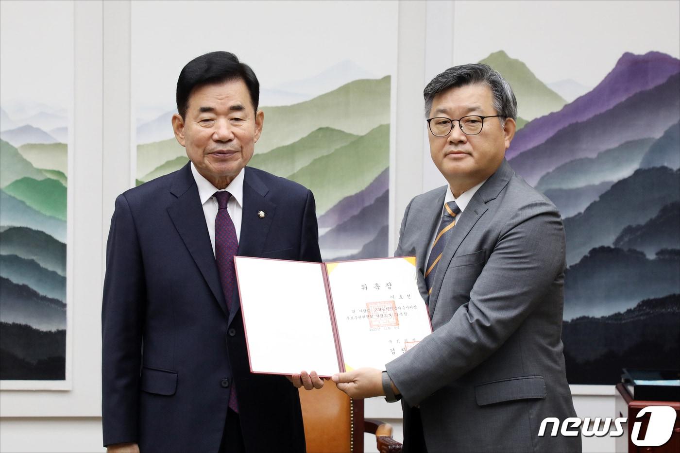 이호선 국민대 교수&#40;우측&#41;, 사진은 2023년 11월8일  김진표 국회의장이 서울 여의도 국회에서 열린 공수처장후보추천위원회 위원 위촉식에서 위원으로 위촉된 이호선 교수와 기념촬영을 하는 모습. &#40;공동취재&#41; /뉴스1 ⓒ News1 송원영 기자. 