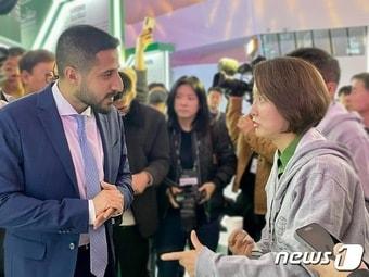 본문 이미지 - 이영 장관이 8일 서울 중구 DDP에서 열린 컴업 행사장에 마련된 사우디 관을 둘러보고 있다. ⓒ News1 이민주 기자