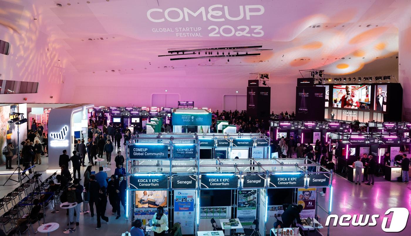 서울 동대문디자인플라자(DDP)에서 열린 컴업(COMEUP) 2023이 관계자들로 북적이고 있다. 29개국 혁신 스타트업, 투자자, 창업관계자가 참여한 컴업은 한국의 우수한 스타트업 생태계를 알리고 글로벌 생태계와 교류하기 위해 열렸다. /뉴스1 ⓒ News1 안은나 기자