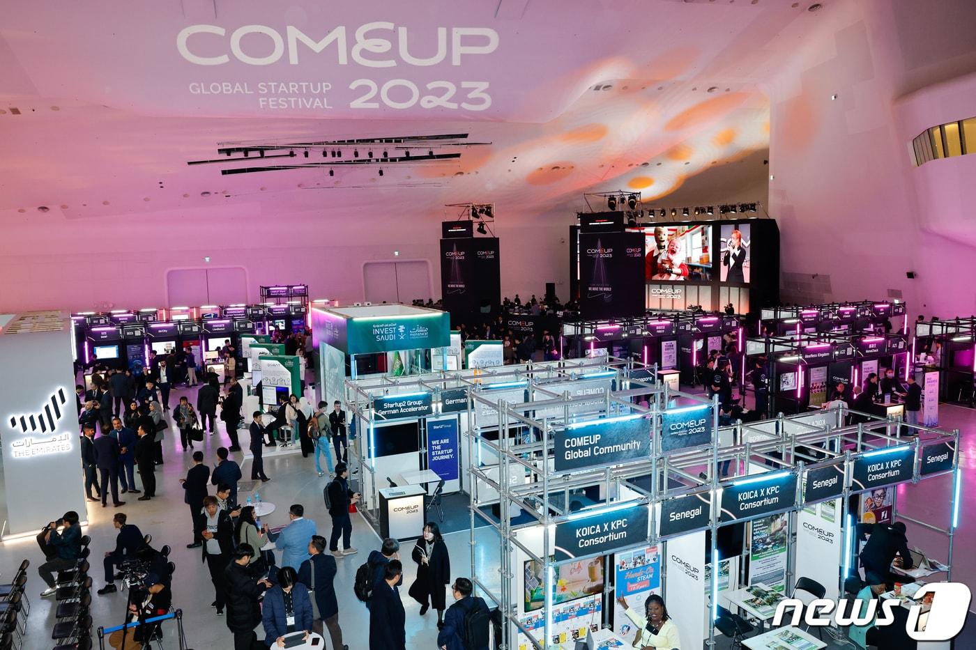 지난해 11월 8일 서울 동대문디자인플라자(DDP)에서 열린 컴업(COMEUP) 2023이 관계자들로 북적이고 있다. 2023.11.8/뉴스1 ⓒ News1 안은나 기자