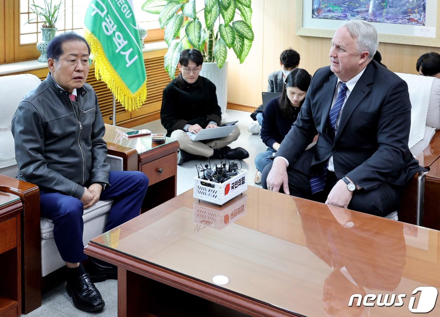 본문 이미지 - 인요한 국민의힘 혁신위원장이 8일 오전 대구 북구 대구시청 산격청사를 찾아 홍준표 대구시장과 면담하고 있다. 2023.11.8/뉴스1 ⓒ News1 공정식 기자