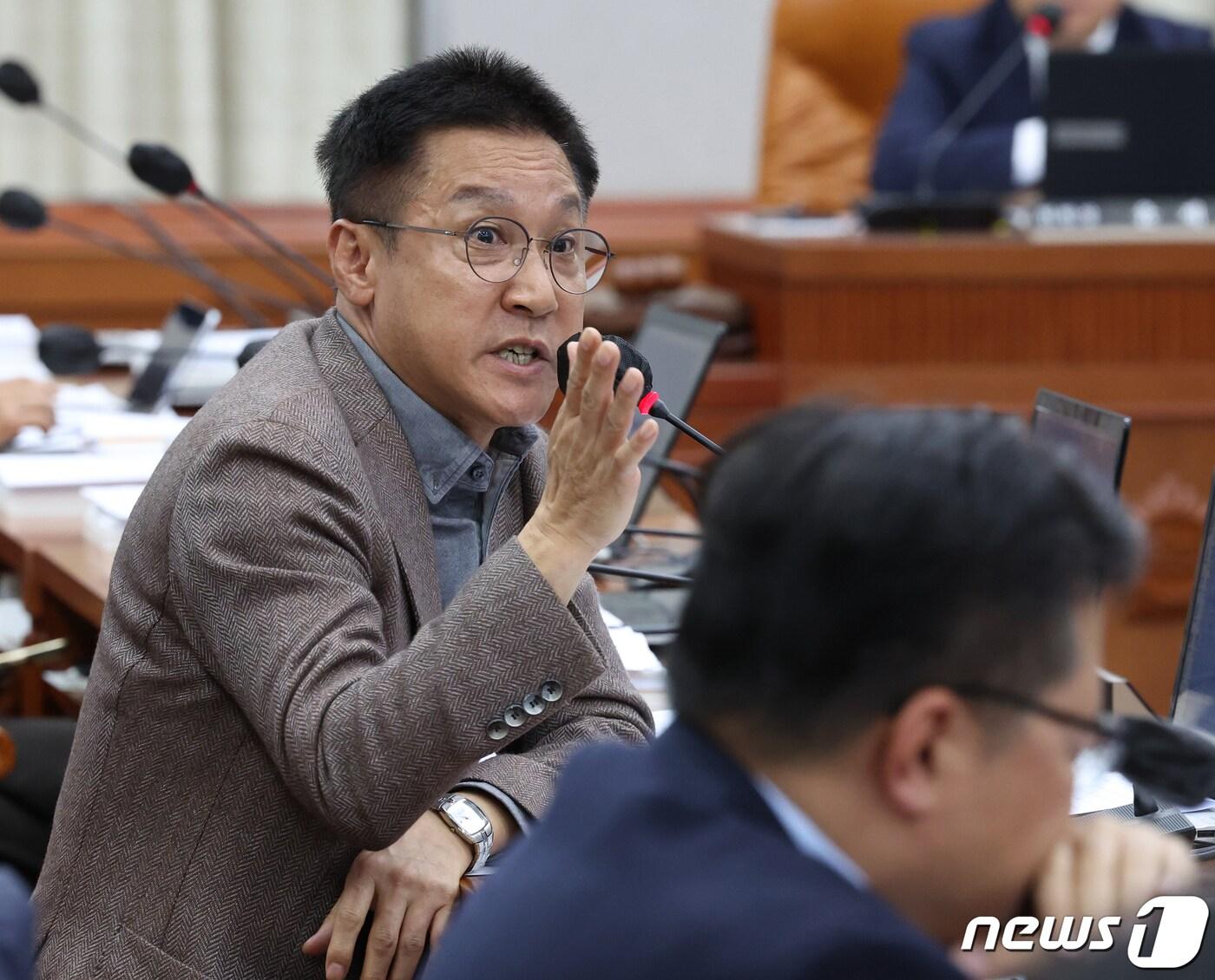 본문 이미지 - 신영대 더불어민주당 의원이 지난해 11월 8일 서울 여의도 국회에서 열린 21대 국회 운영위원회의 국가인권위원회에 대한 국정감사에서 질의를 하고 있다. /뉴스1 ⓒ News1 송원영 기자