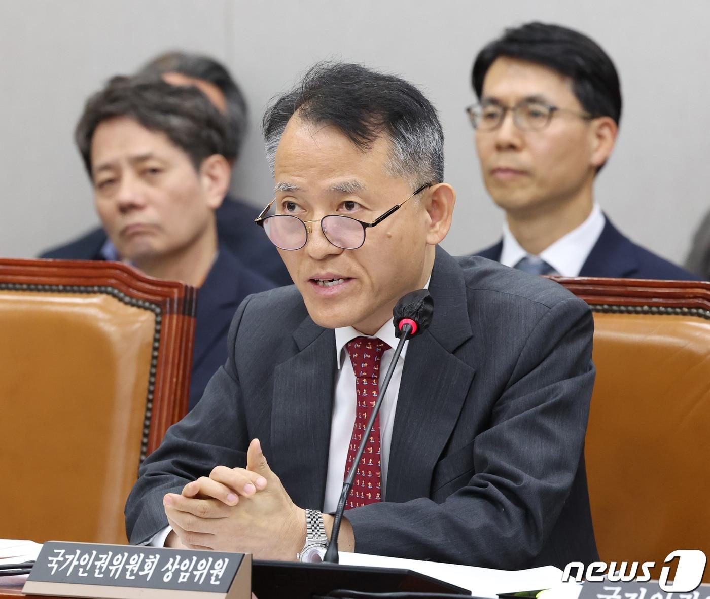 본문 이미지 - 이충상 국가인권위원회 상임위원이 8일 서울 여의도 국회에서 열린 운영위원회의 국가인권위원회에 대한 국정감사에서 의원들의 질의에 답변하고 있다. 2023.11.8/뉴스1 ⓒ News1 송원영 기자