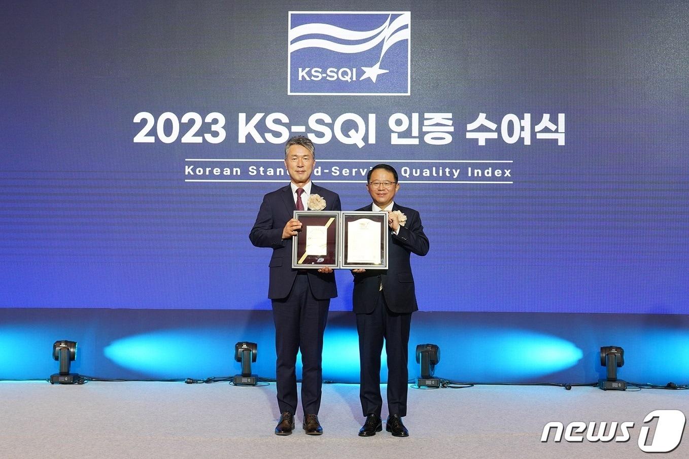 본문 이미지 - 김태홍 롯데호텔앤리조트 대표이사(왼쪽)와 강명수 한국표준협회 회장이 '2023 한국서비스품질지수 인증 수여식'에서 기념촬영을 하고 있다(롯데호텔앤리조트 제공).