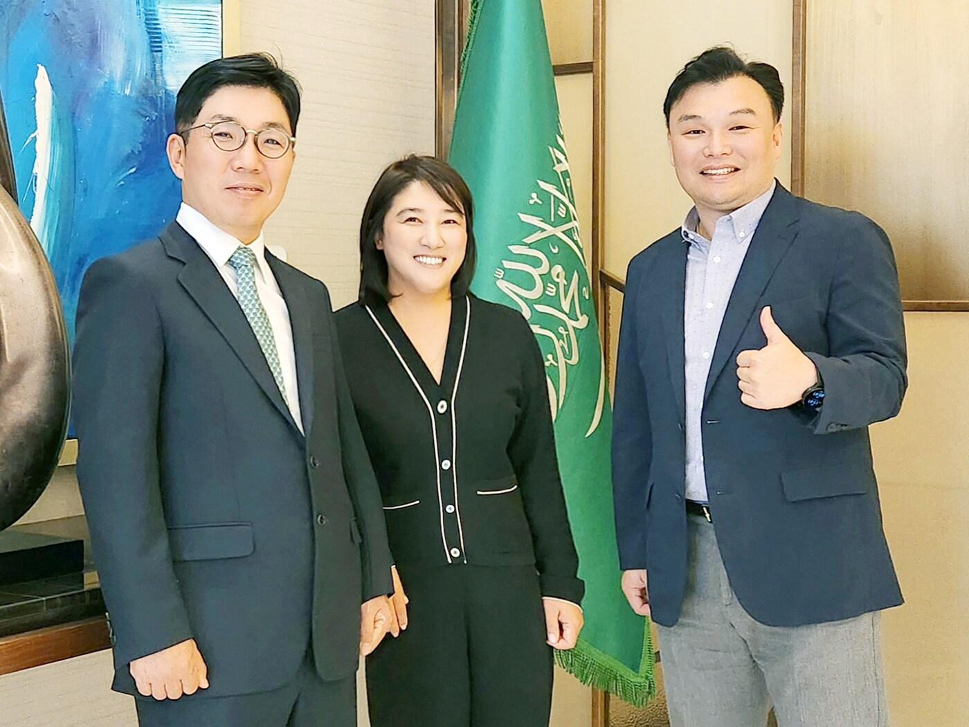 본문 이미지 - (왼쪽부터) 김유원 네이버클라우드 대표, 채선주 네이버 대외ESG 정책 대표, 석상옥 네이버랩스 대표 (네이버 제공)