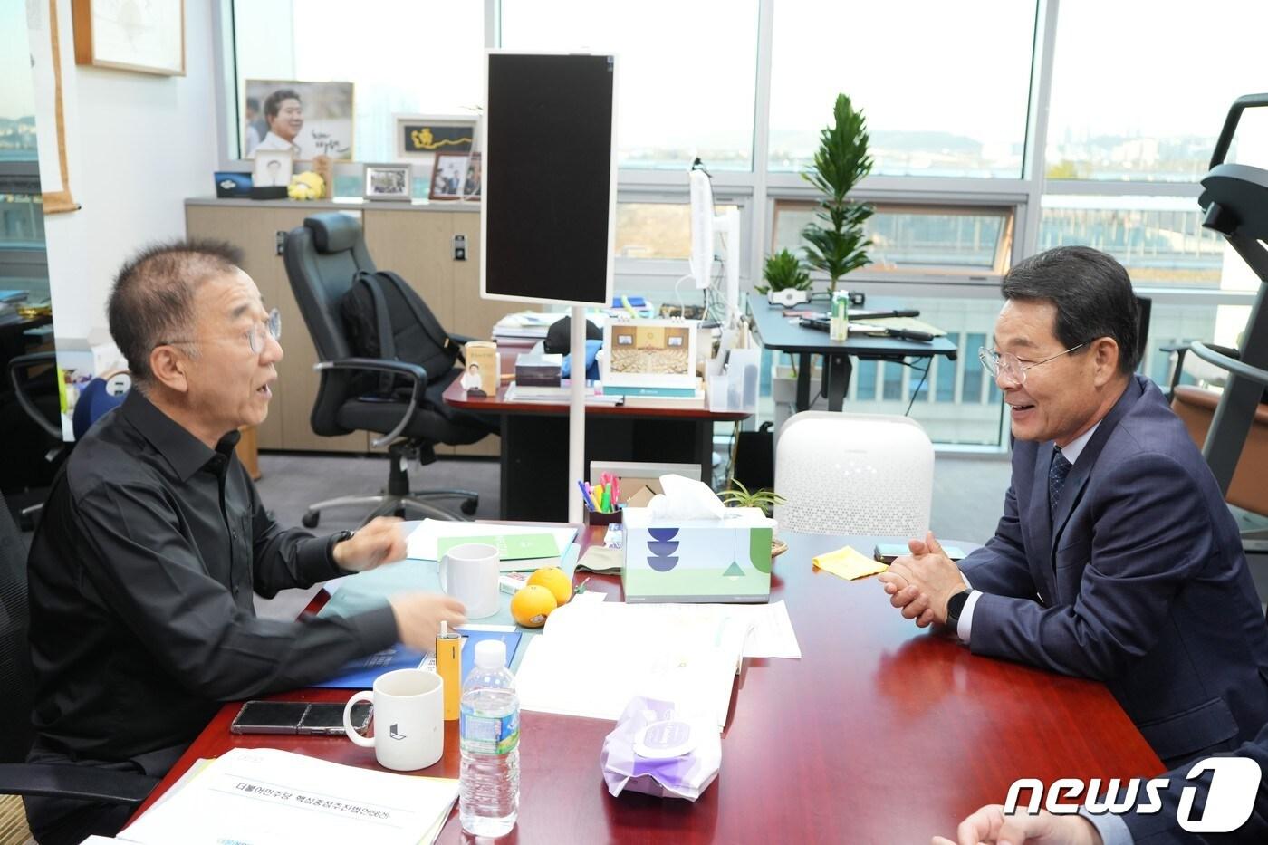 본문 이미지 -  권익현 전북 부안군수가 지역 현안사업의 내년도 국가예산 확보를 위해 연일 국회를 방문하면서 발품행정을 펼치고 있다. 권익현 군수(오른쪽)가 김윤덕 국회의원에게 내년도 국비사업에 대해 설명하고 있다.(부안군 제공)2023.11.8/뉴스1