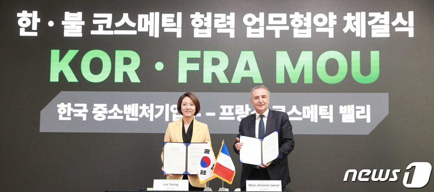 본문 이미지 - 이영 중소벤처기업부 장관이 8일 서울 성동구 에스팩토리에서 마크-앙투완 자메 코스메틱 밸리 이사장(LVMH그룹 사무총장)과 코스메틱 분야의 한국과 프랑스 간 협력 증진을 위한 협정을 체결하고 있다. (중소벤처기업부 제공) 2023.11.8/뉴스1