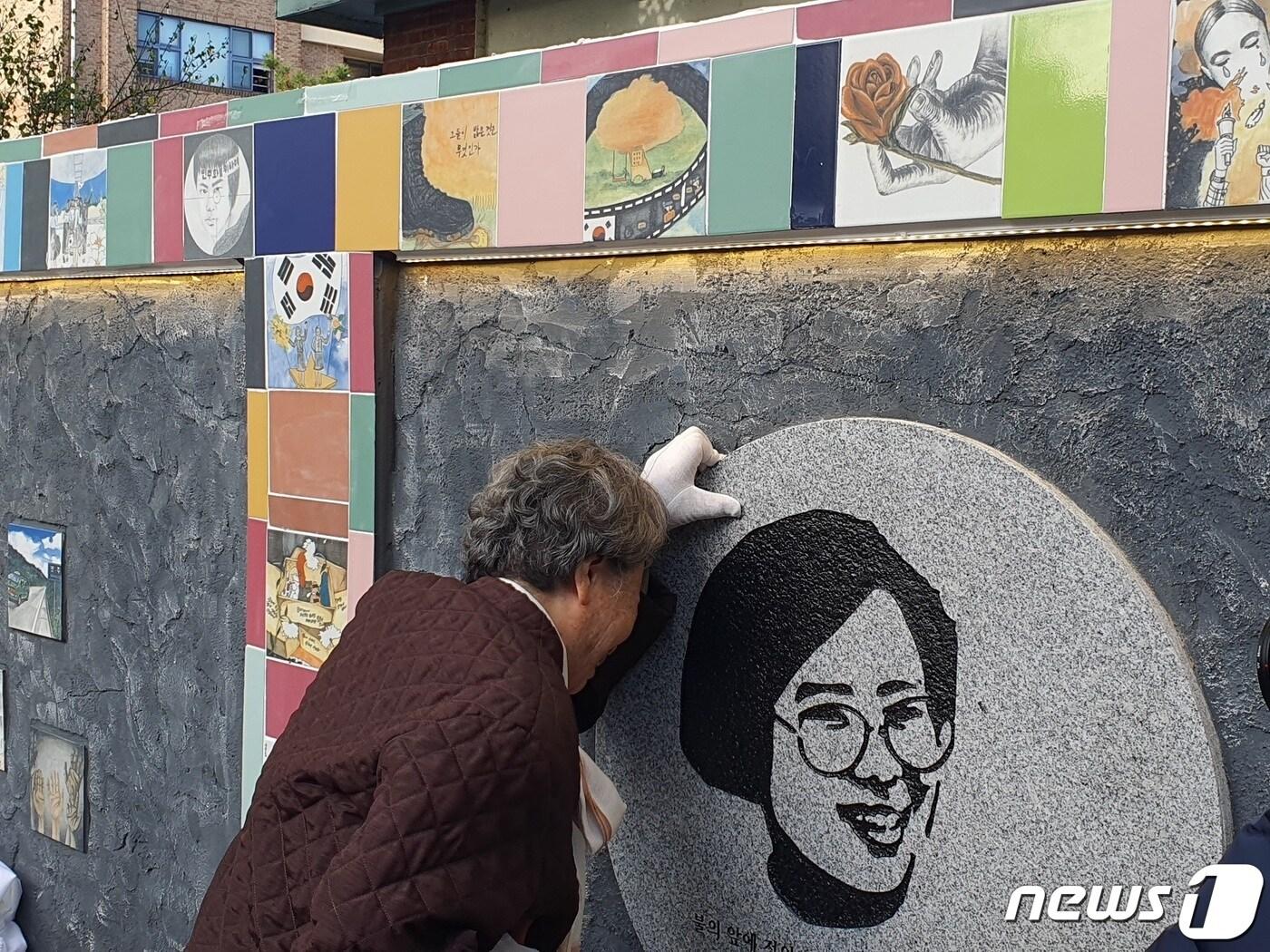 본문 이미지 - 전남여고에 설치된 민주화 열사 딸의 벽화를 보고 오열하는 박선영 열사 어머니.(광주시교육청 제공)2023.11.8./뉴스1