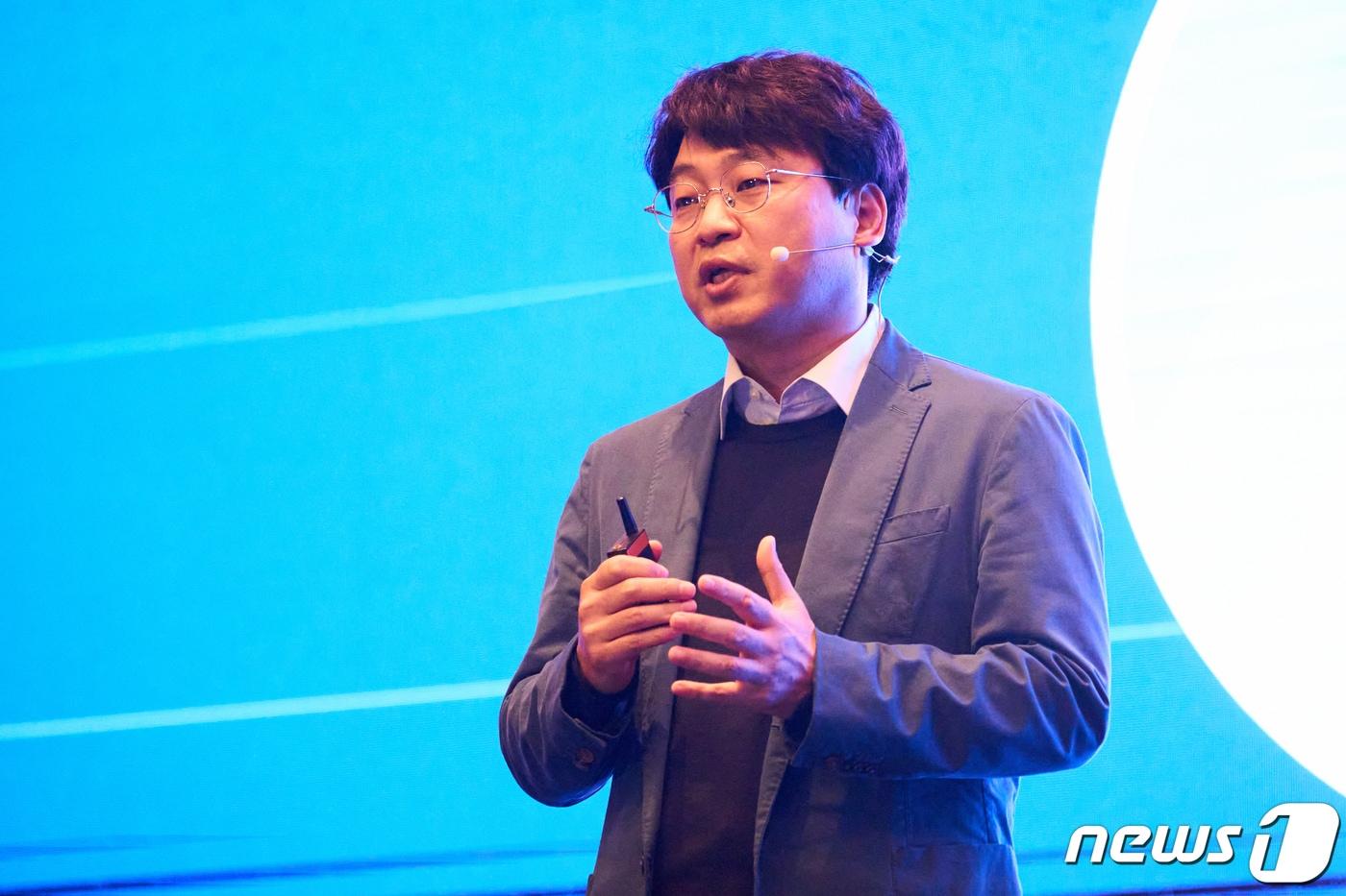 본문 이미지 -  이건수 커넥트웨이브 대표가 '3C(ConnectWave·Commerce&Change) 생성형Ai 콘퍼런스'에서 발표하고 있다.(커넥트웨이브 제공)