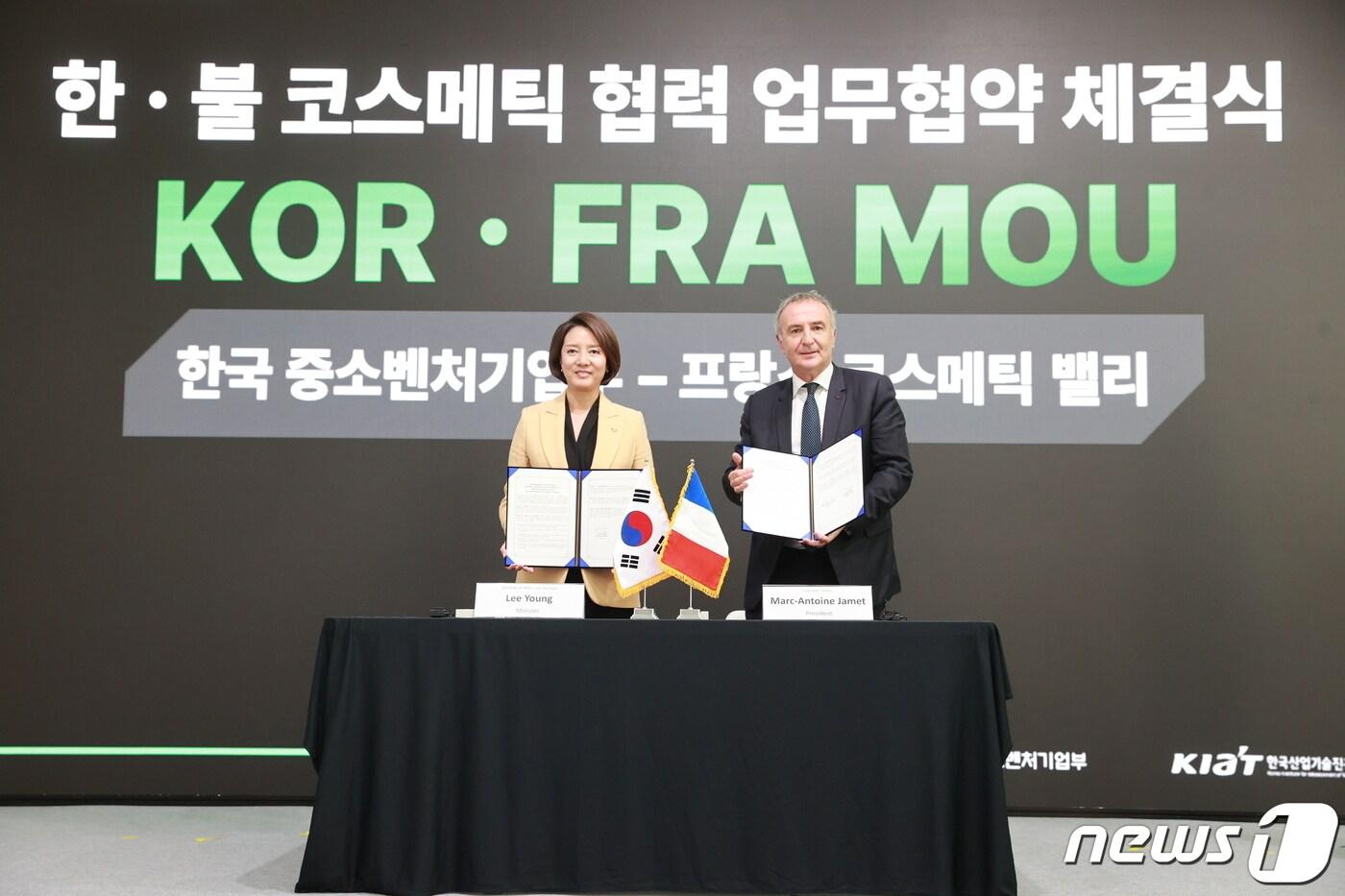 본문 이미지 - 'K-글로벌 클러스터 2023에서 열린 한-불 코스메틱 협력 업무협약 체결식에서 이영 중소벤처기업부 장관과 앙투안 자멧 코스메틱 밸리 이사장이 기념 촬영을 하고 있다.(중소벤처기업부 제공)