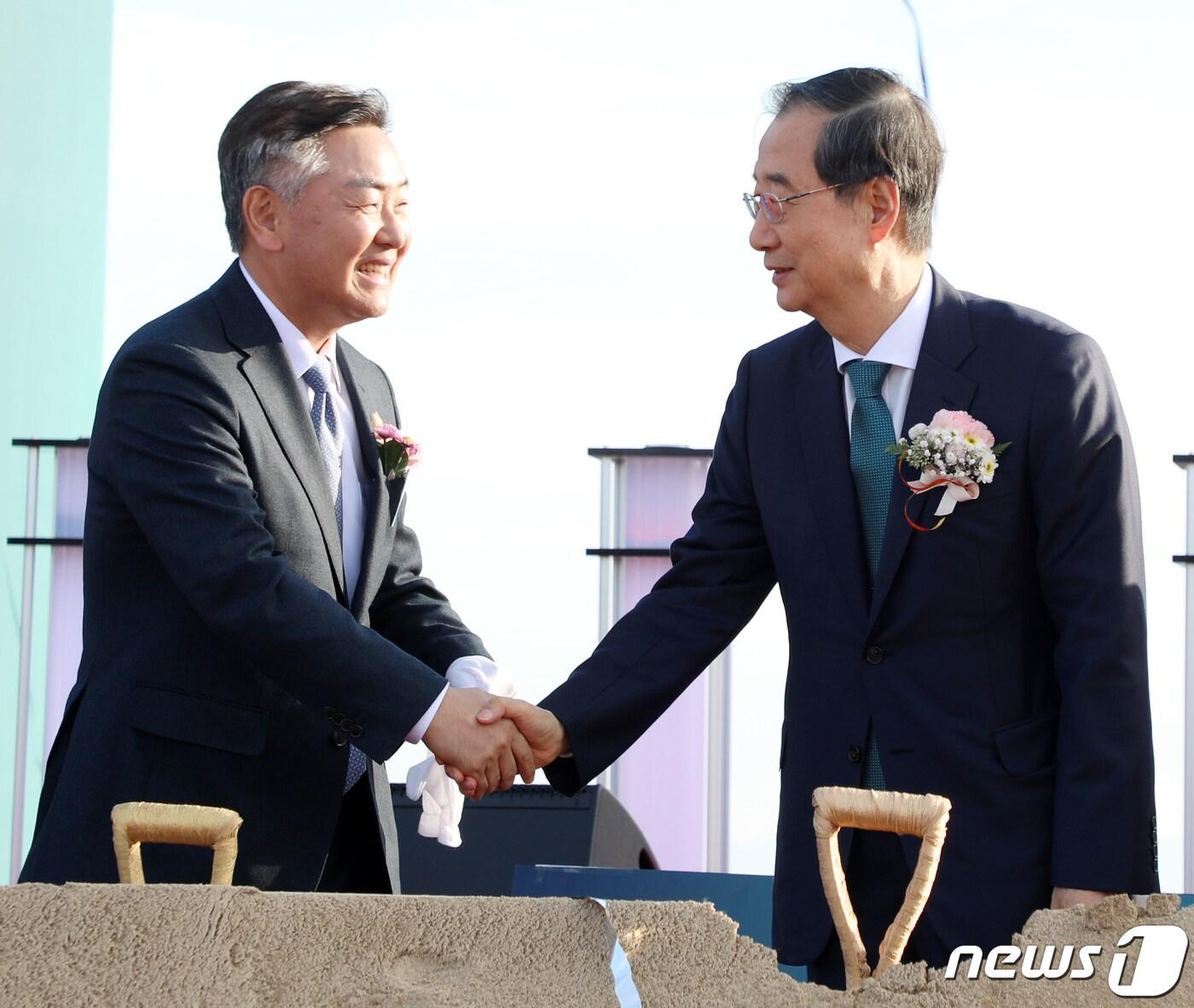 본문 이미지 - 한덕수 국무총리(오른쪽)가 8일 전북 군산시 국가산업단지 3공구 매립현장 일원에서 열린 '새만금 국가산단 매립공사(3·7공구) 착공식' 기념행사를 마친 뒤 김관영 전북도지사와 인사를 나누고 있다. 2023.11.8/뉴스1 ⓒ News1 유경석 기자